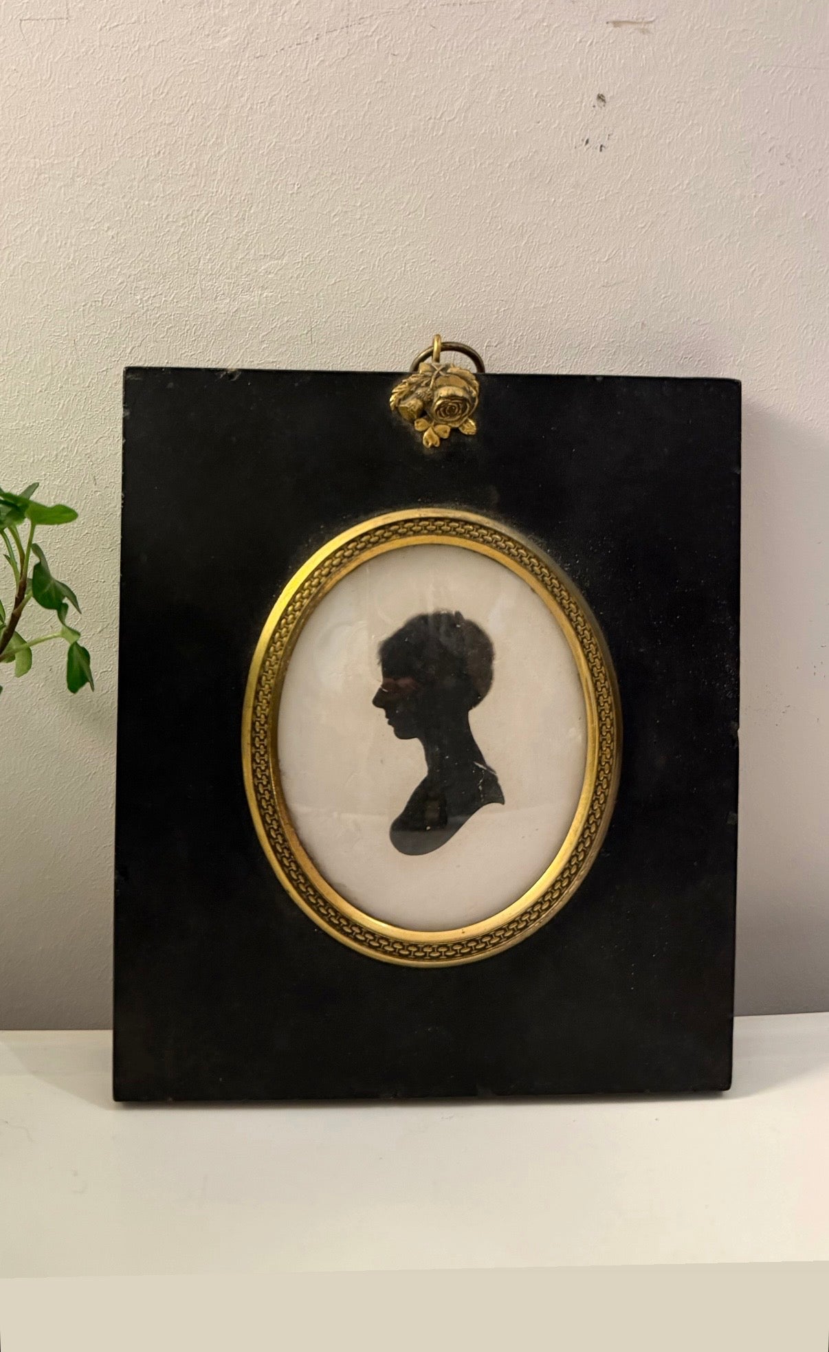 Silhouet portret in zwart lijstje met goudkleurige rand
