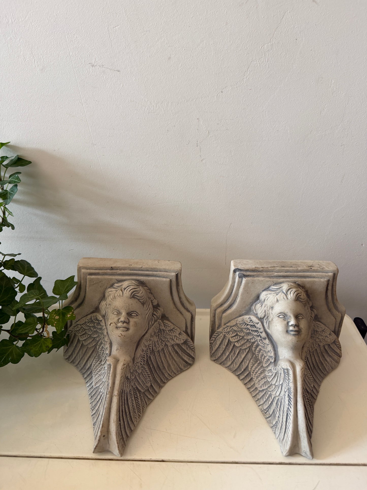 Set van wandconsoles met engelen