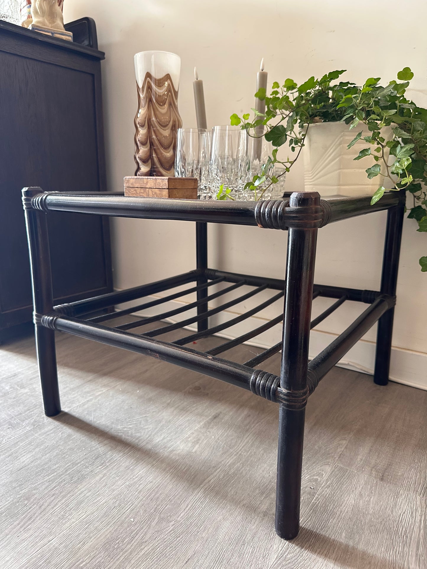 Rotan tafeltje met glazen blad