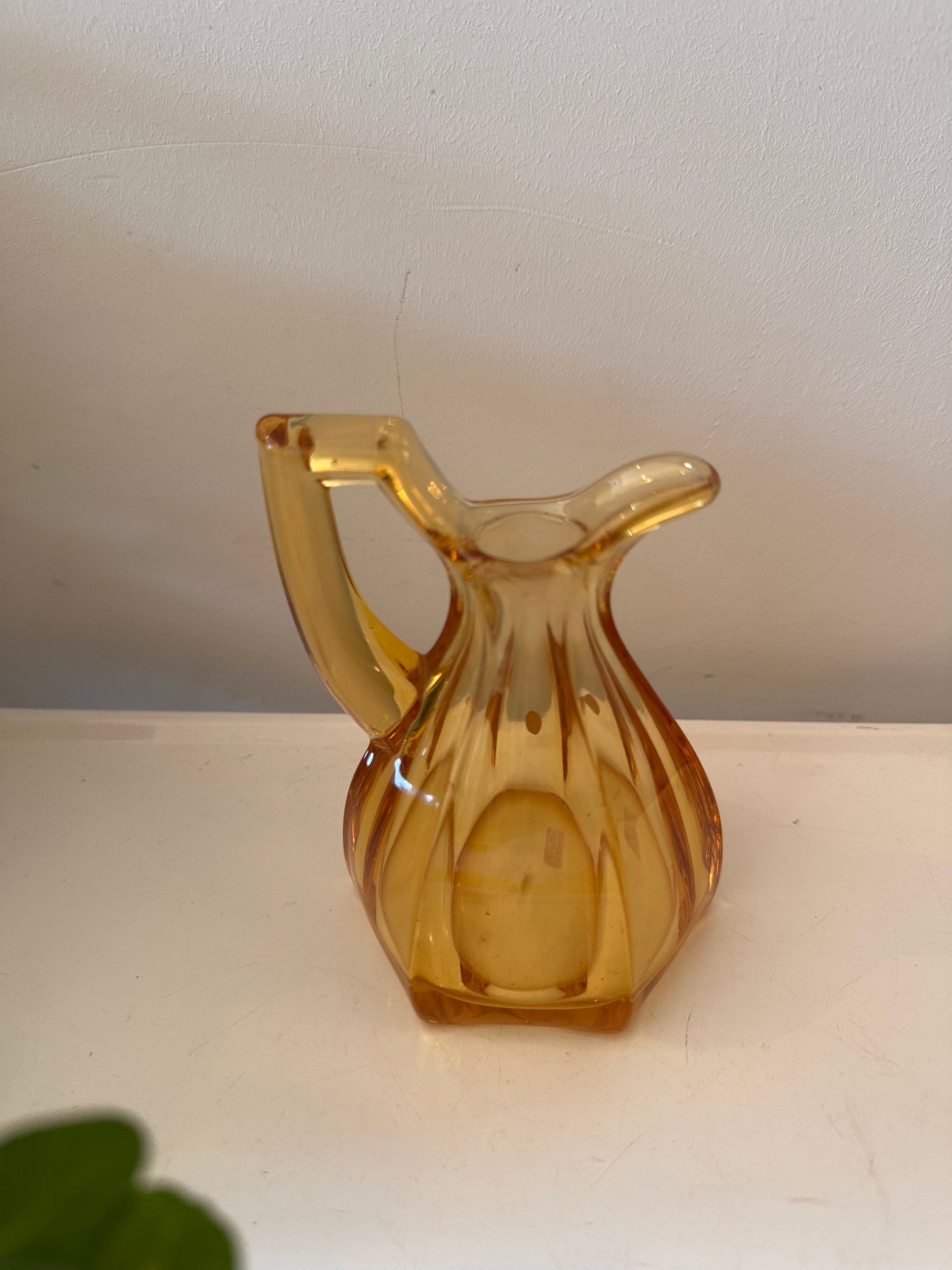 Amberkleurige glazen schenkkannetje