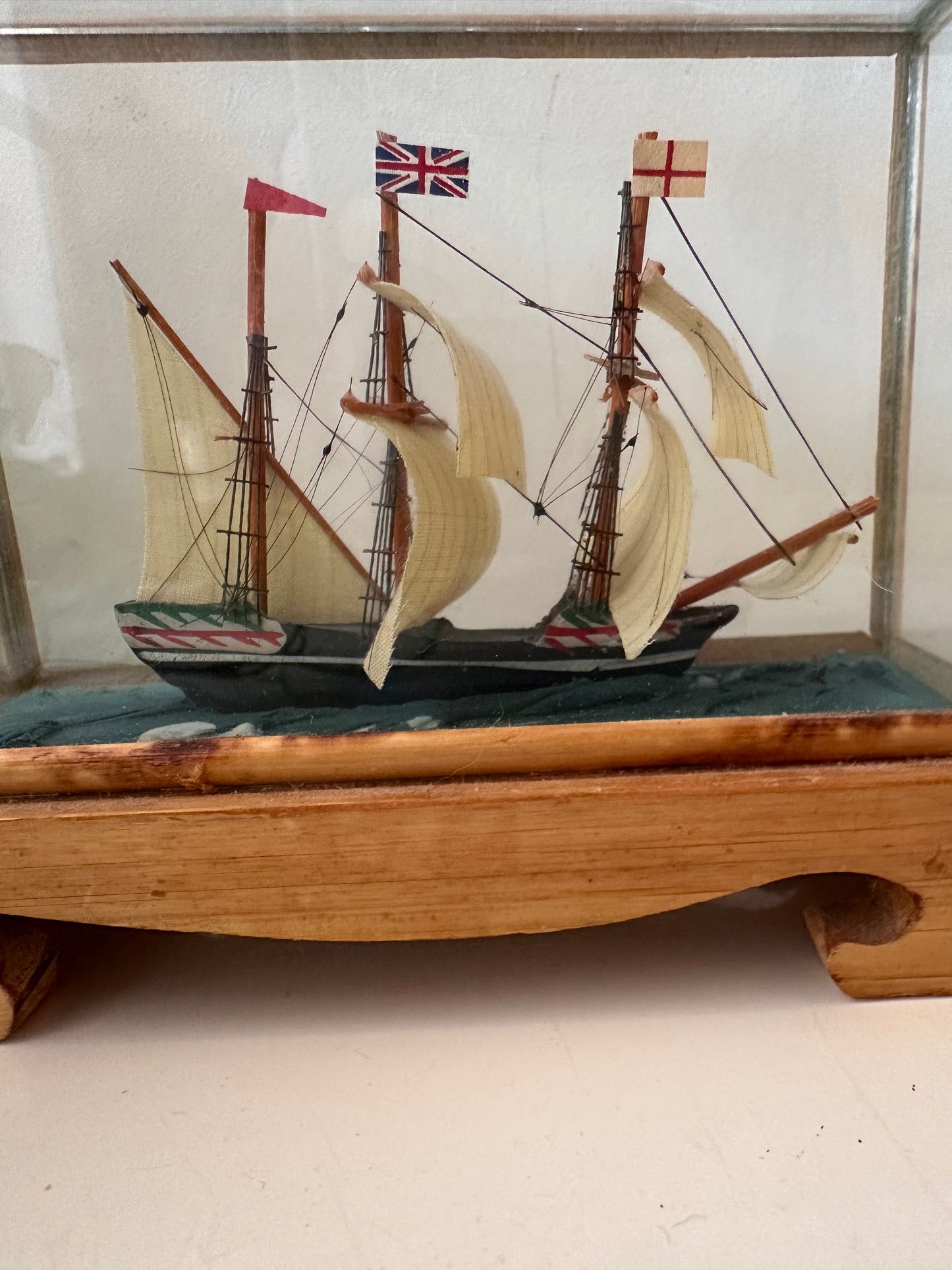 Miniatuur scheepje in glazen vitrine