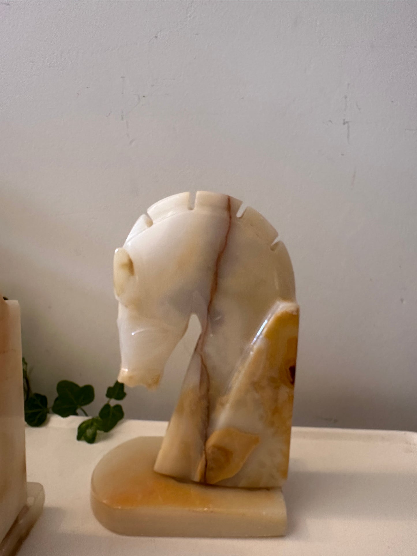 Twee onyx boekensteunen