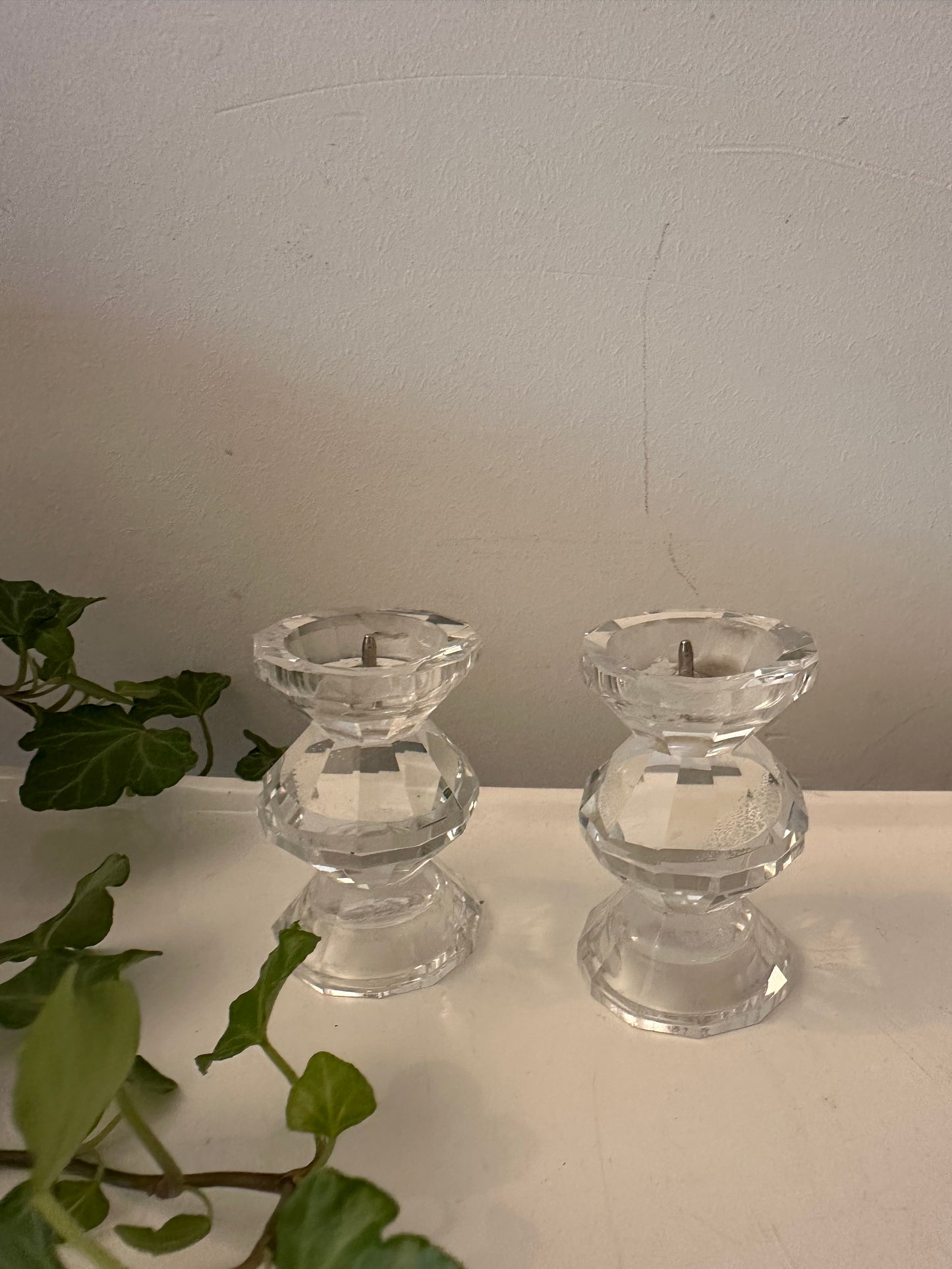 Twee kleine kristallen kandelaars