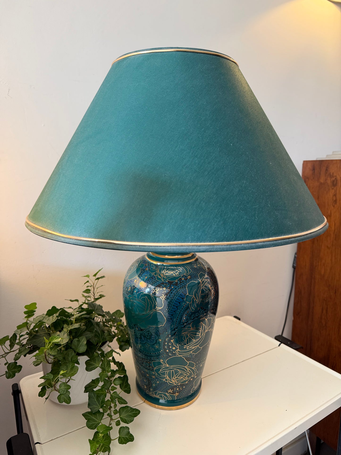 Jaren 80 tafellamp groene kleur met goudkleurige lijnen