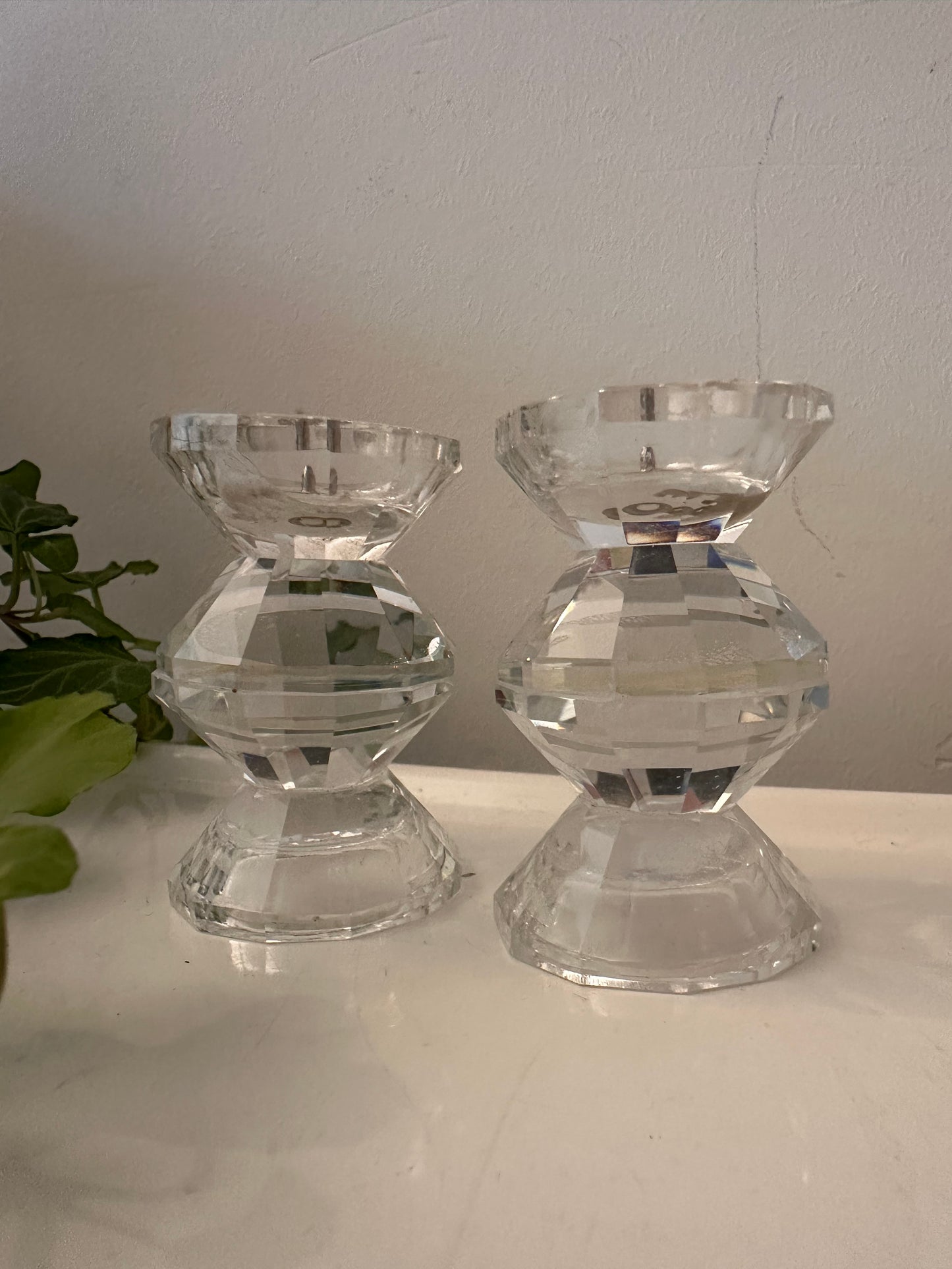 Twee kleine kristallen kandelaars