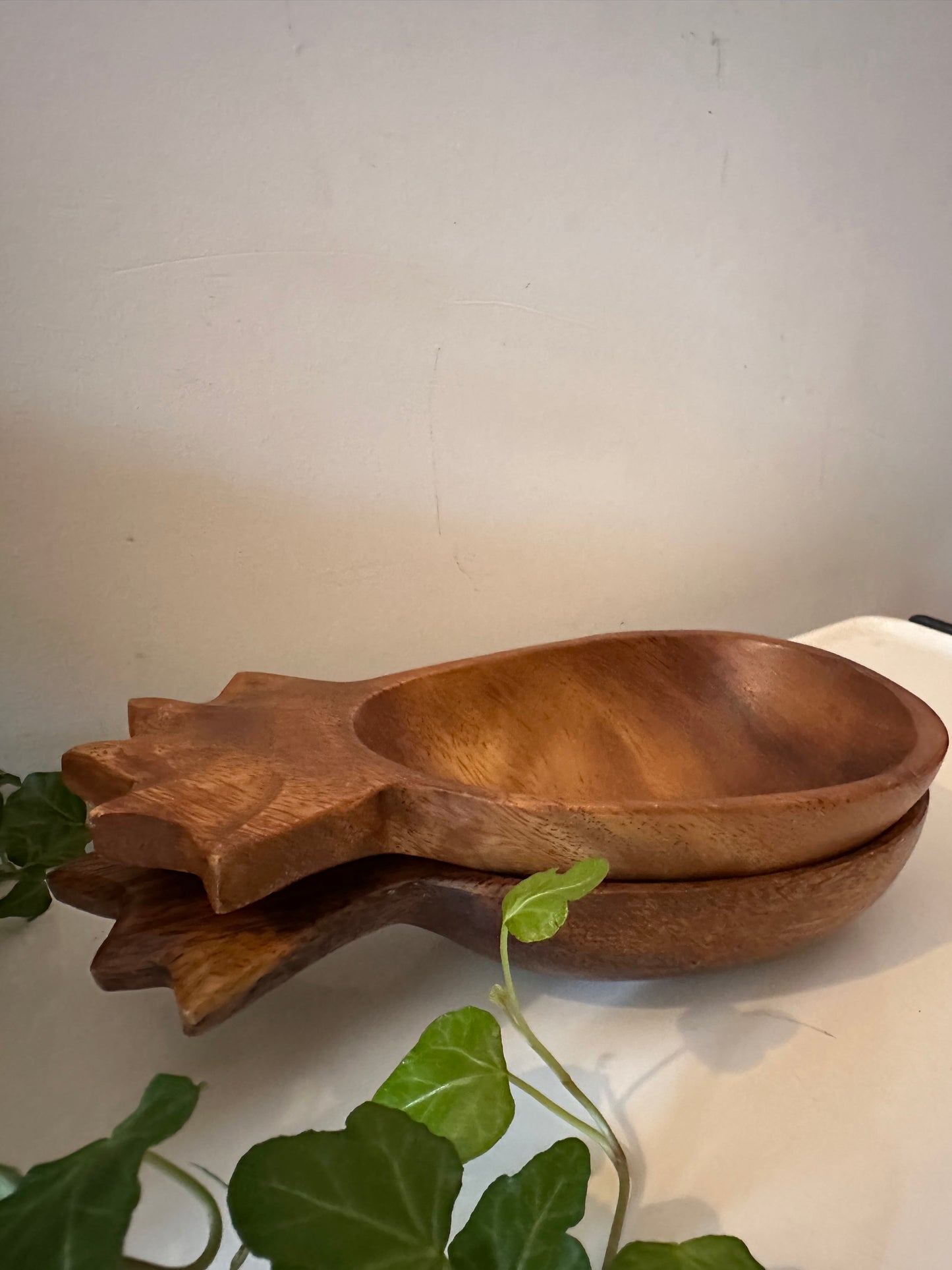 Houten schaaltjes in de vorm van een ananas