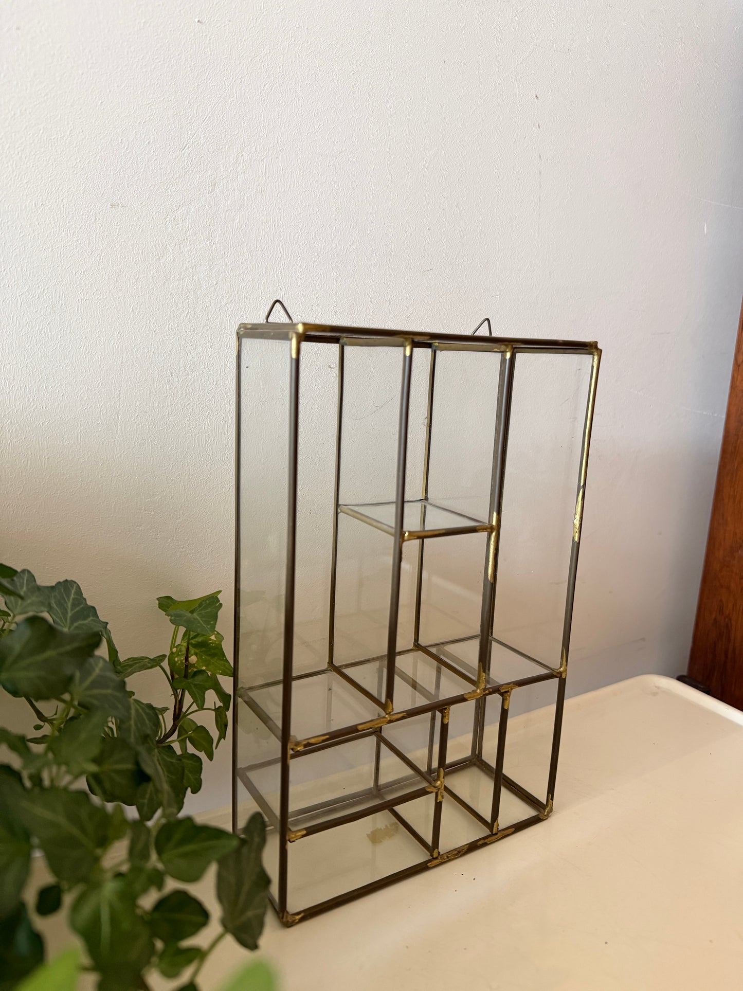 Wand vitrine kastje glas en messing