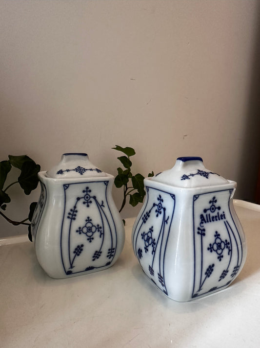 Twee porseleinen kruiden potjes