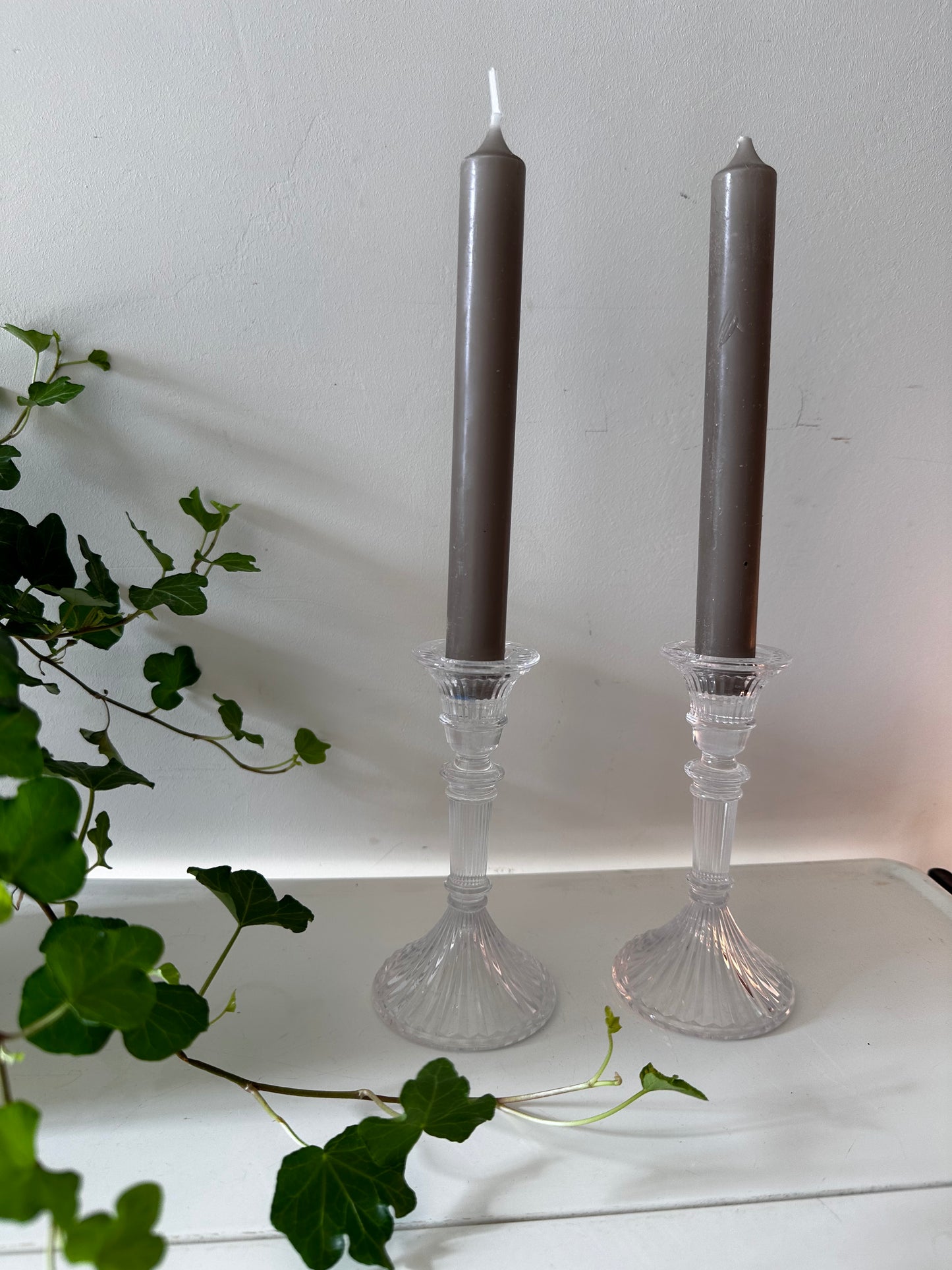 Set van twee vintage glazen kandelaars