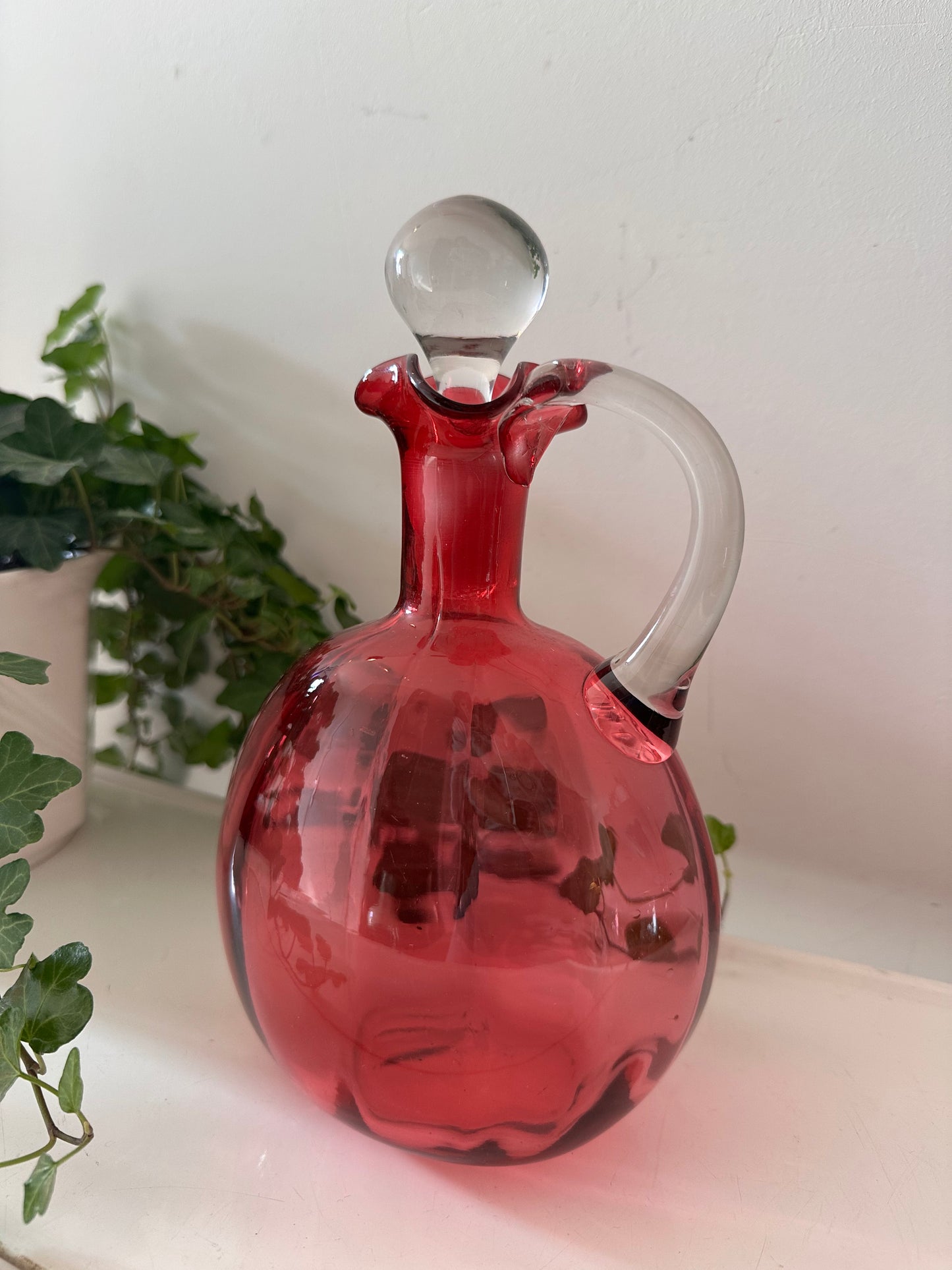 Antieke karaf handgeblazen cranberry glas