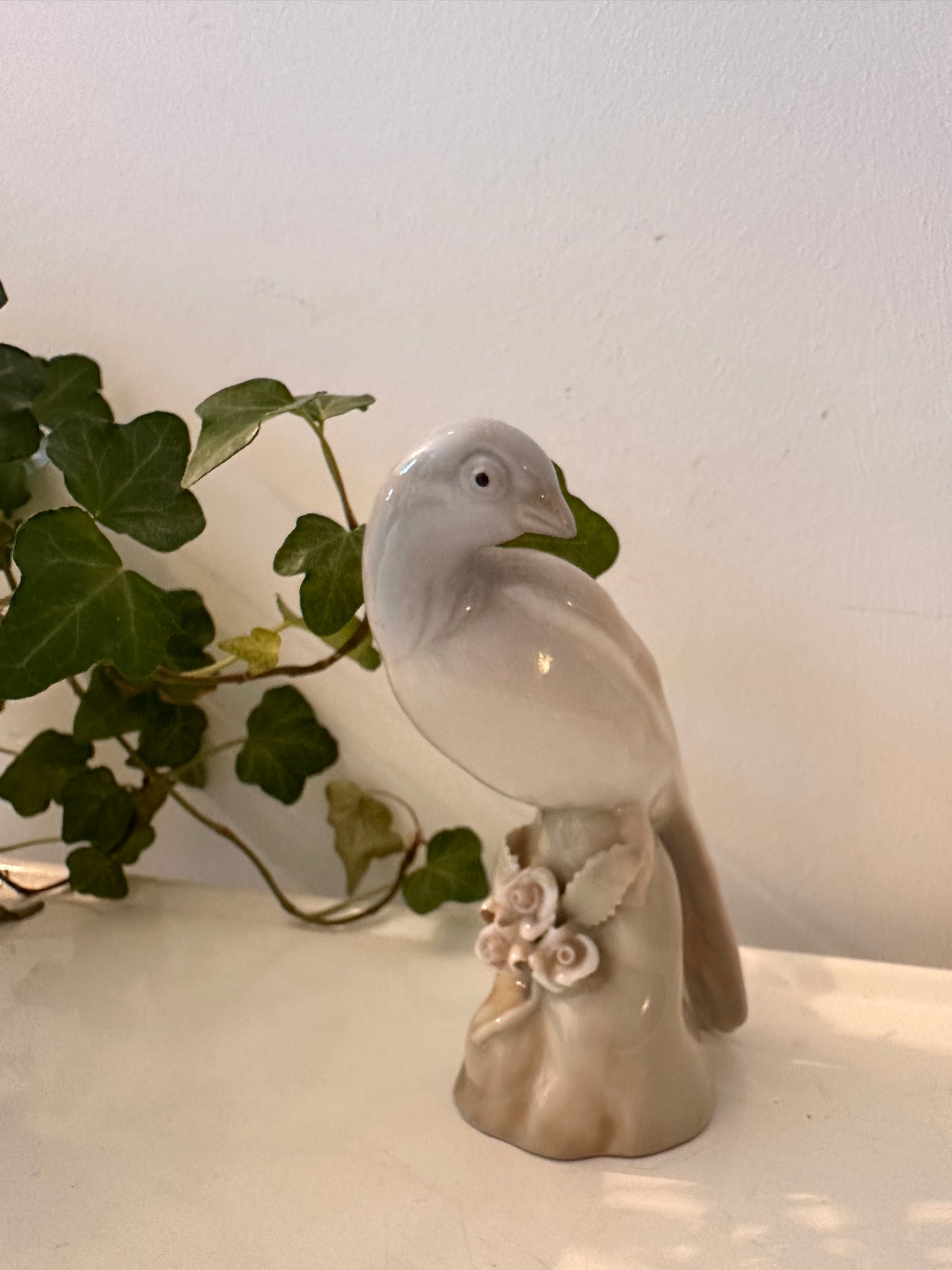 Porseleinen duifbeeldje