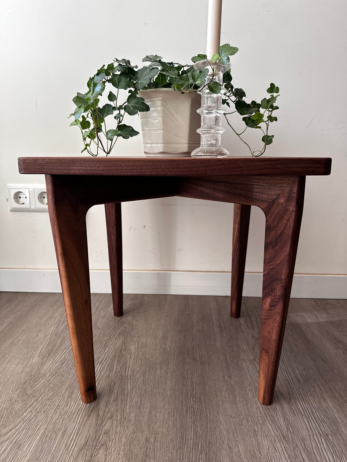 Scandinavisch design massief notenhouten tafeltje