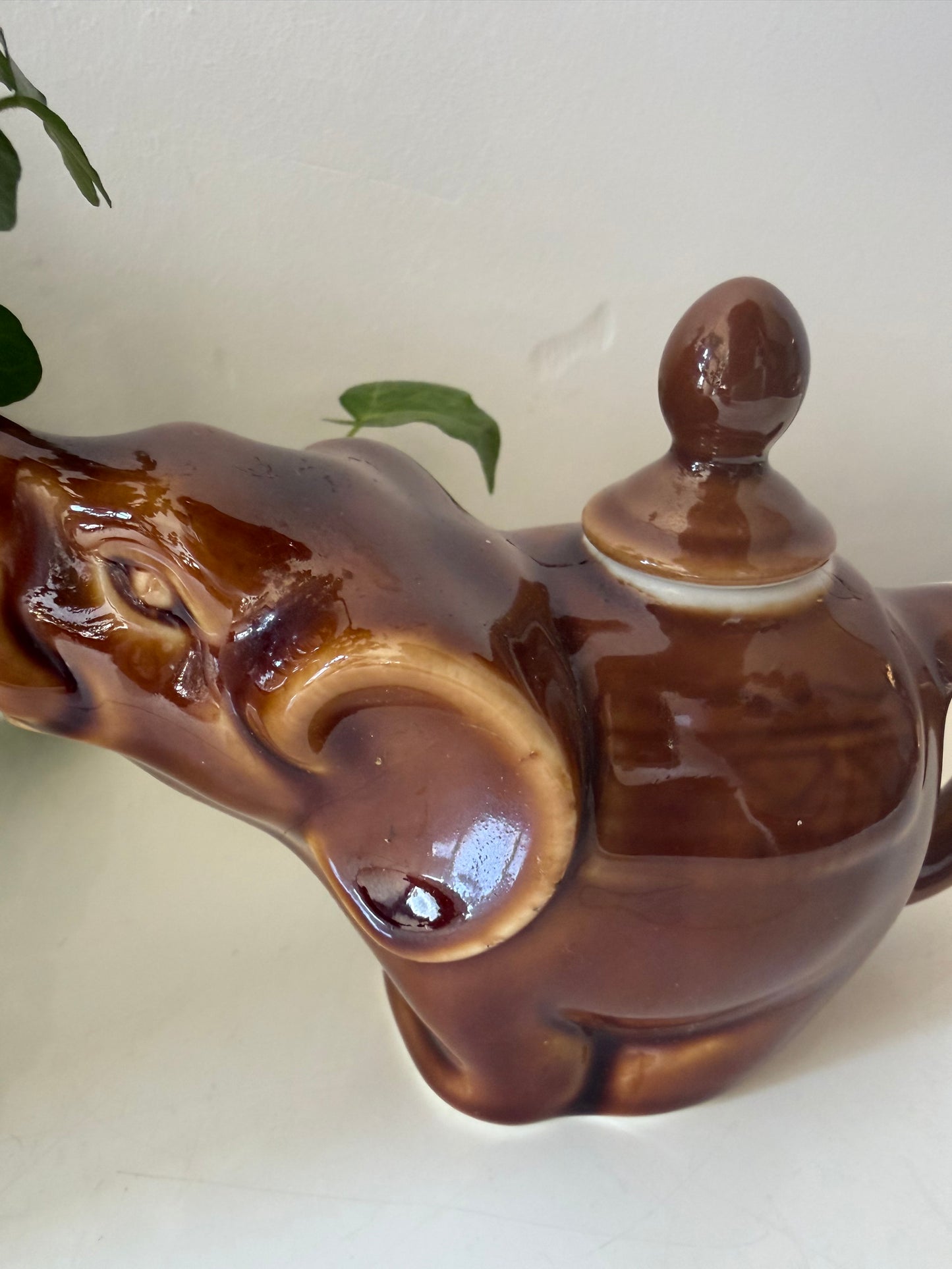 Superlief klein theepot in de vorm van een olifantje bruin keramiek