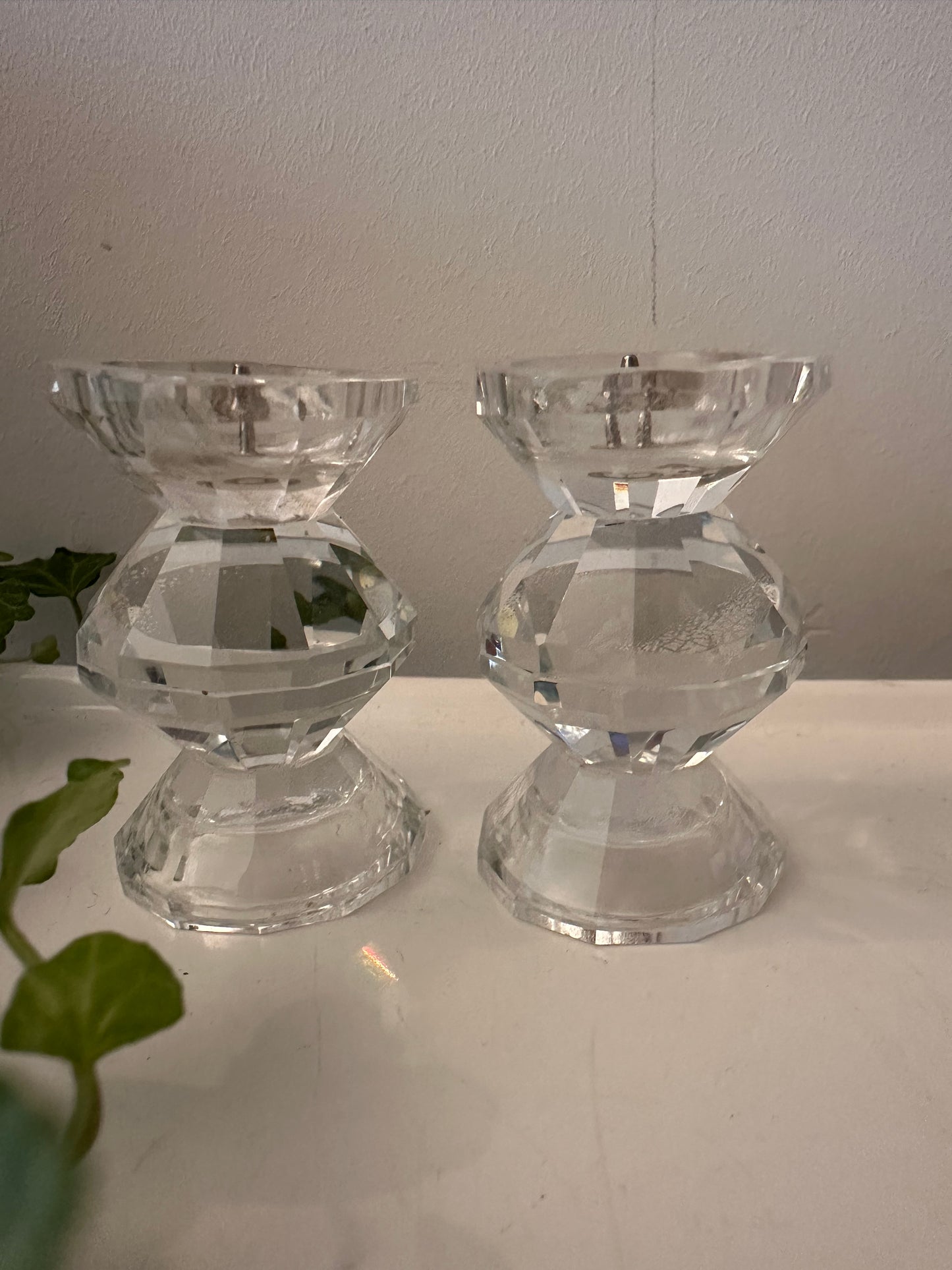 Twee kleine kristallen kandelaars