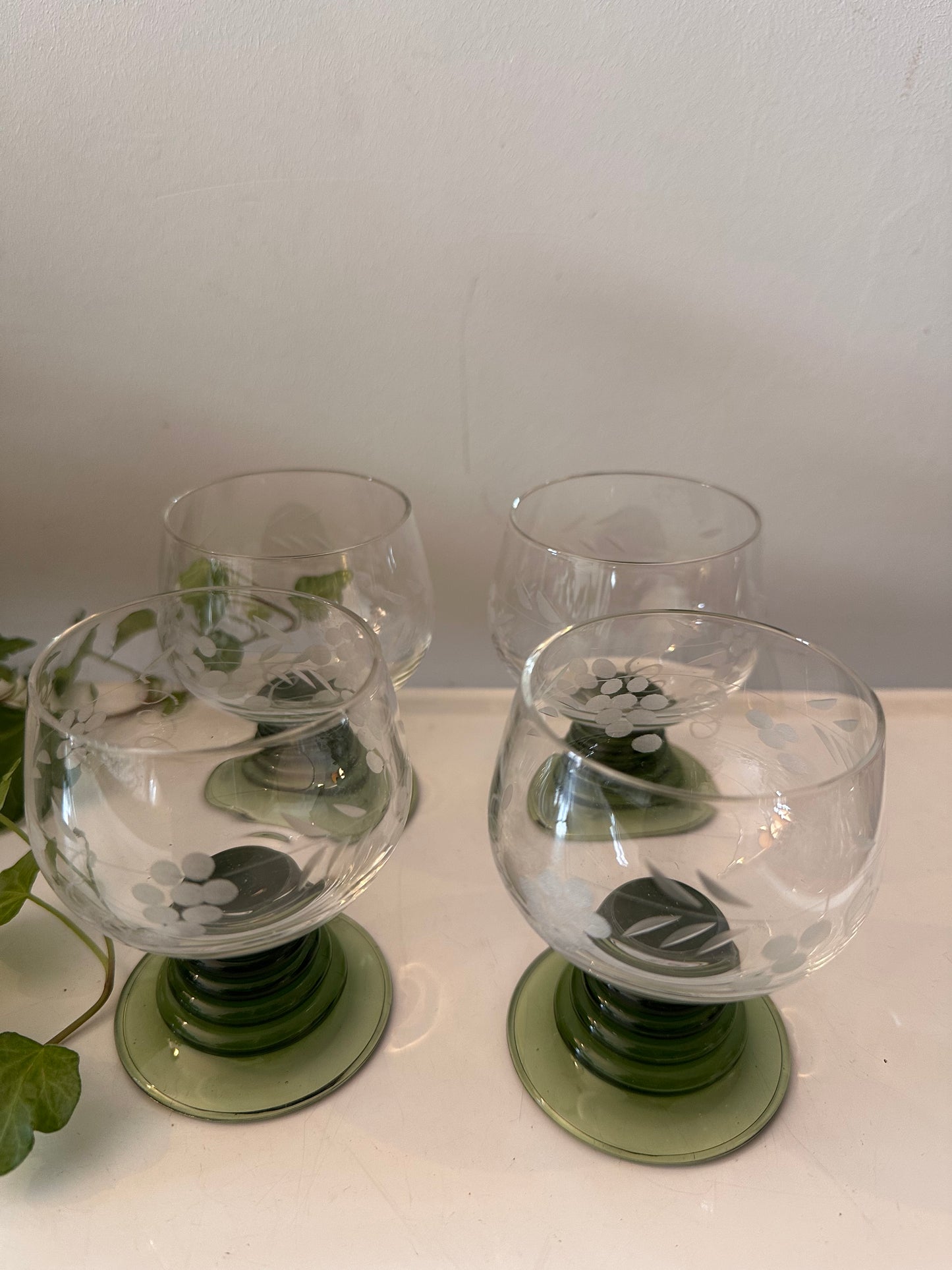 Set van 4 glazen op donkergroene voet