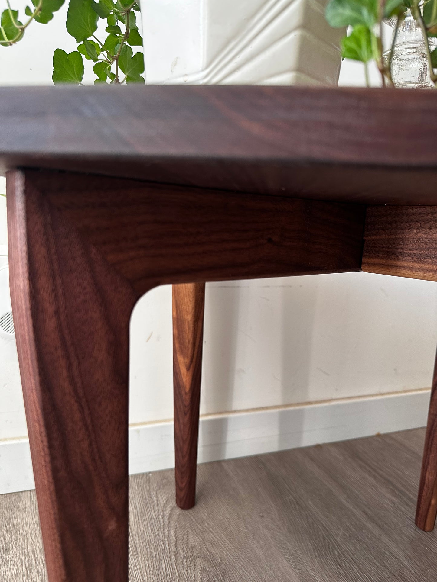 Scandinavisch design massief notenhouten tafeltje