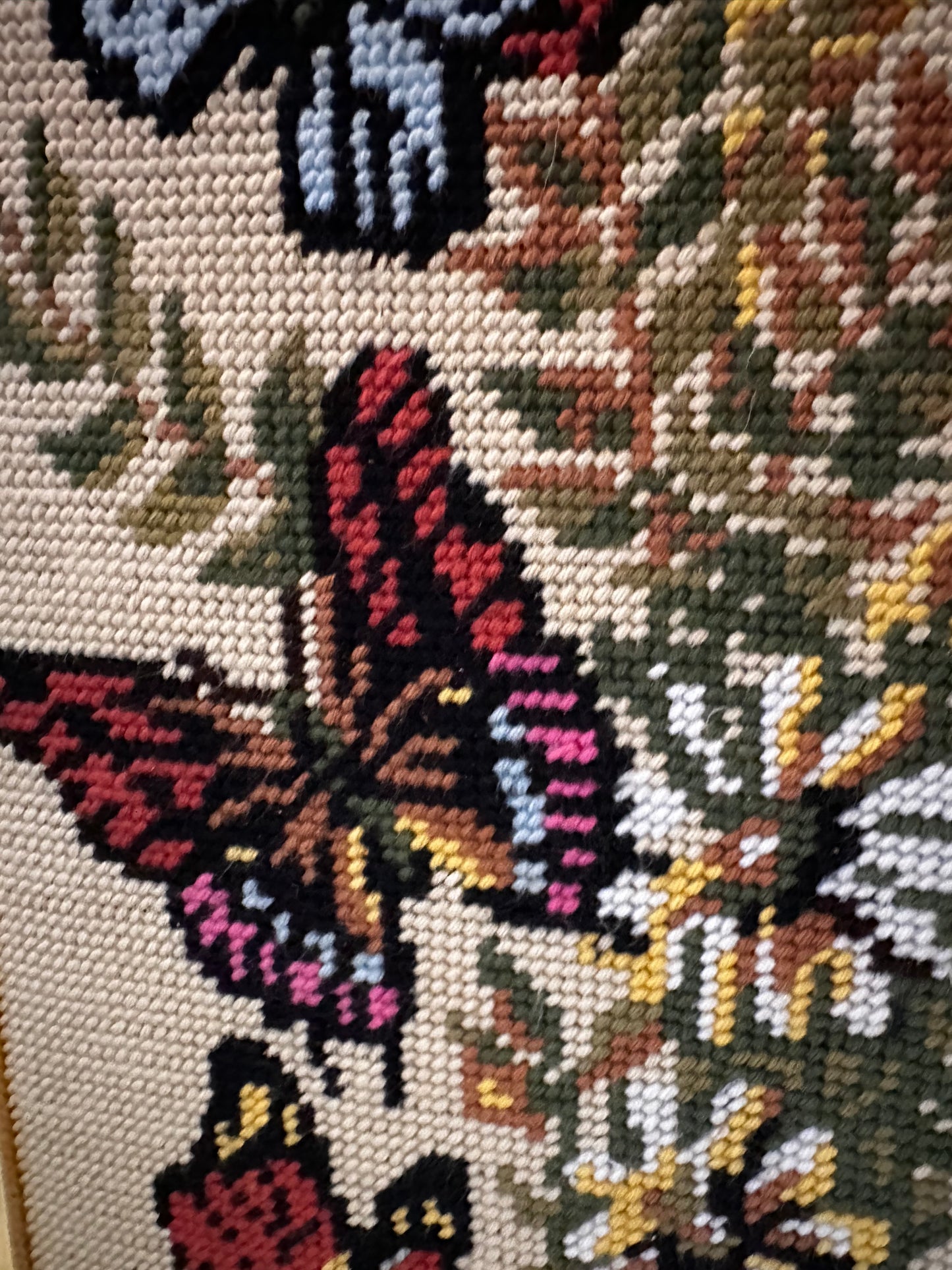 Borduurwerk met bloemen en vlinders