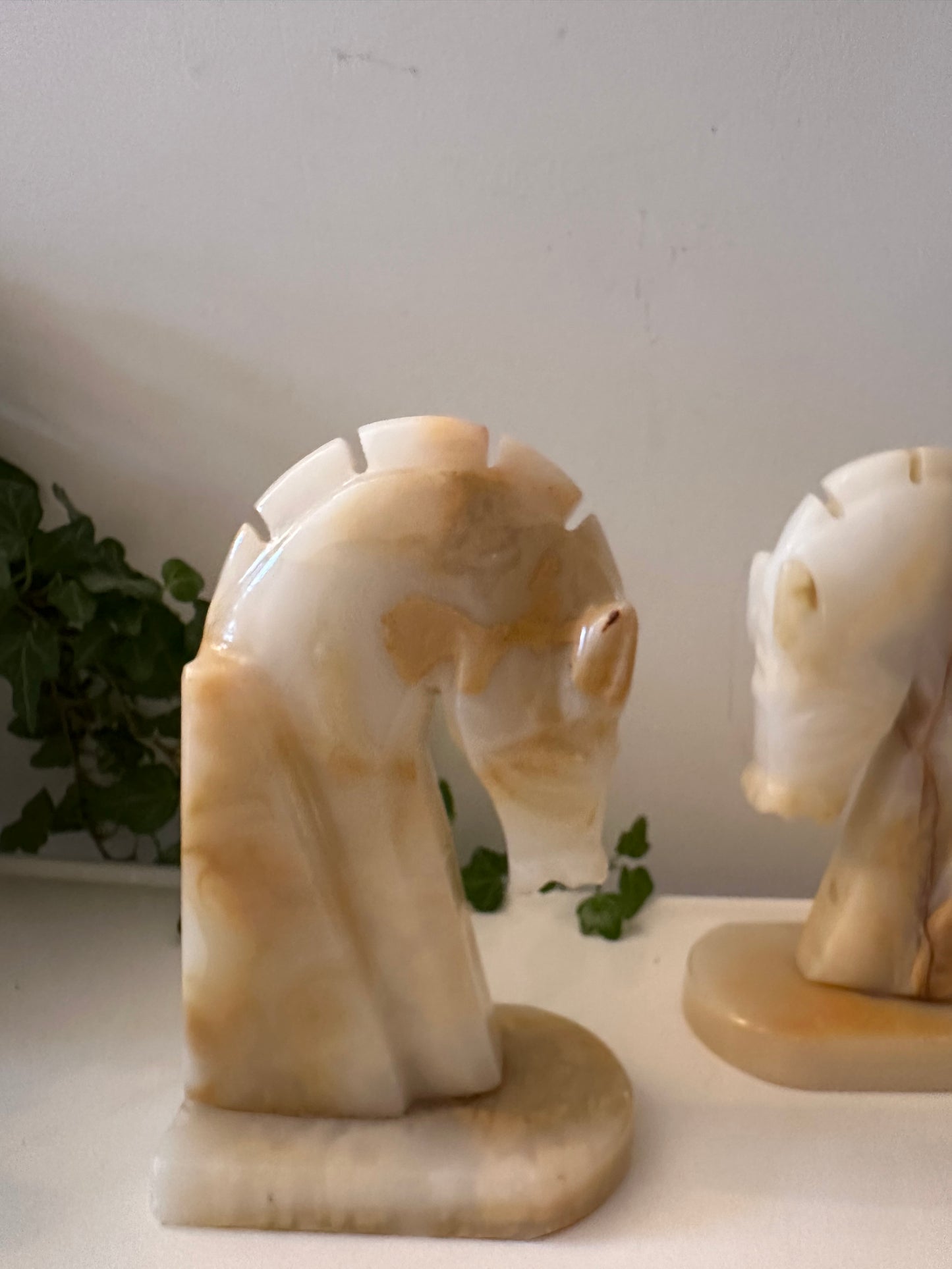 Twee onyx boekensteunen