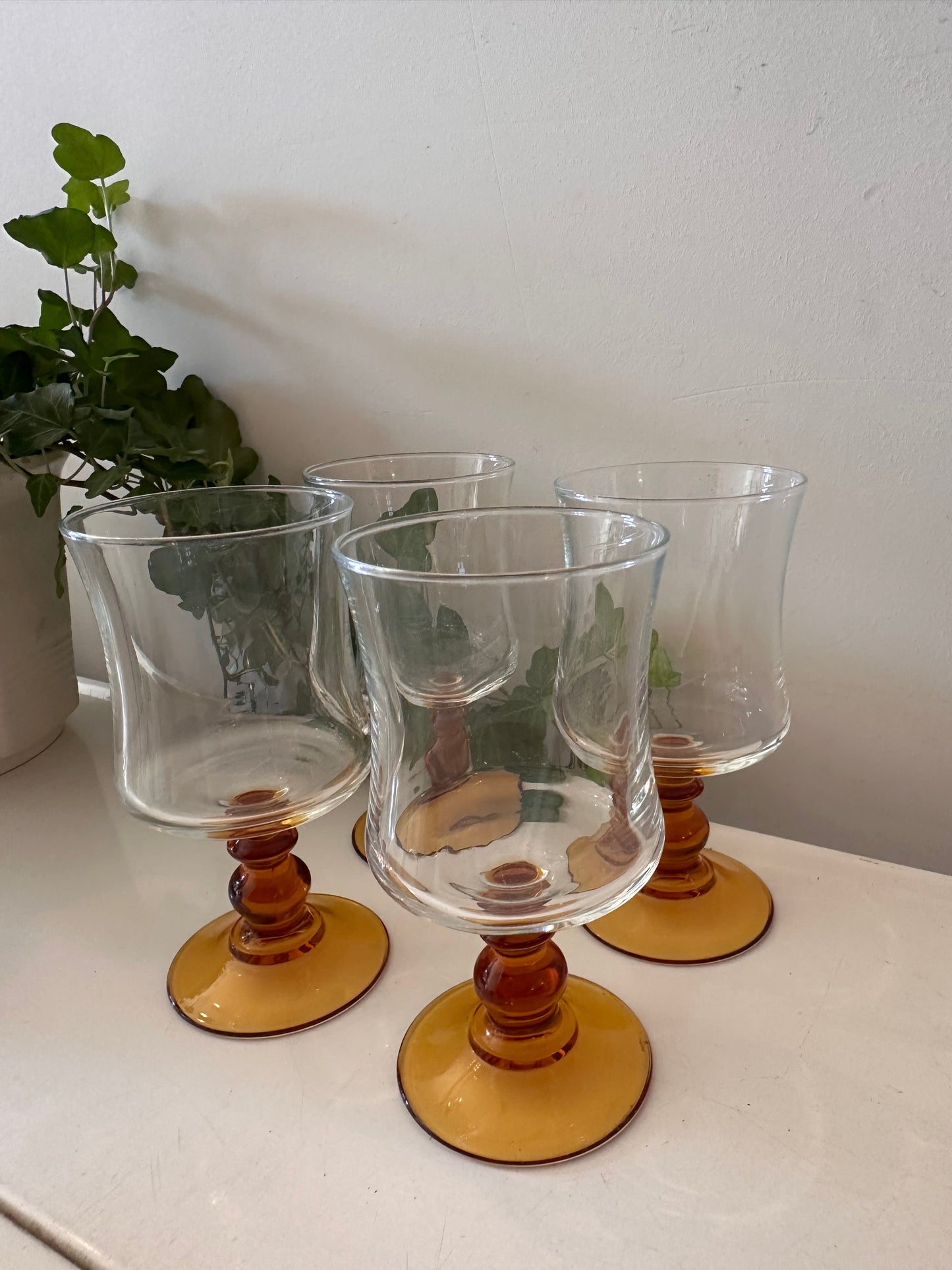 Set van 4 wijnglazen jaren 70 amberkleurige voet