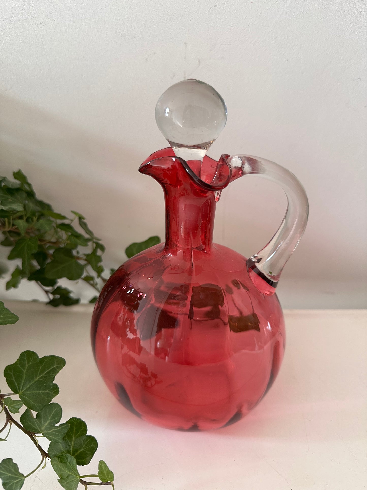 Antieke karaf handgeblazen cranberry glas