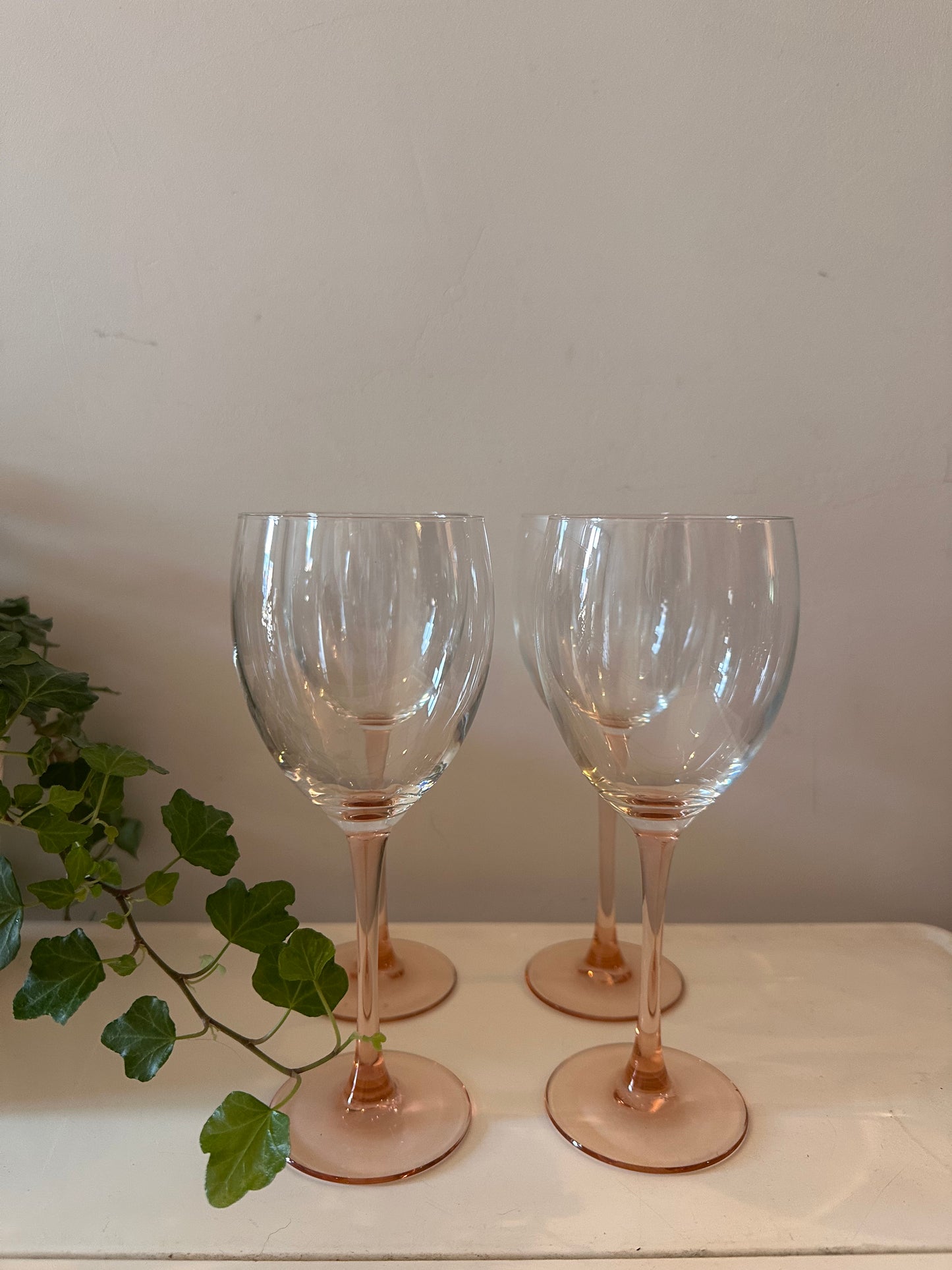 Set van 4 wijnglazen op roze oranje voet