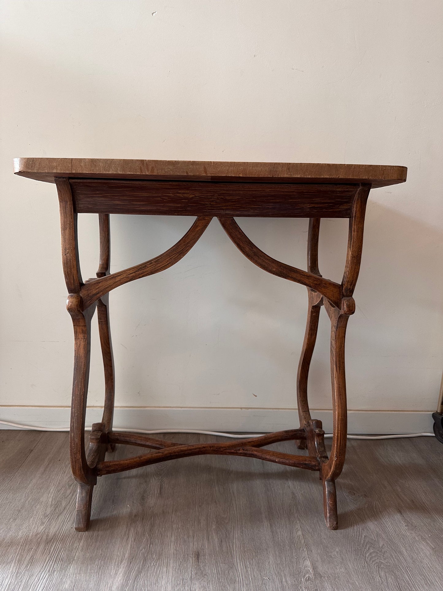 Houten tafeltje met bijzonder onderstel