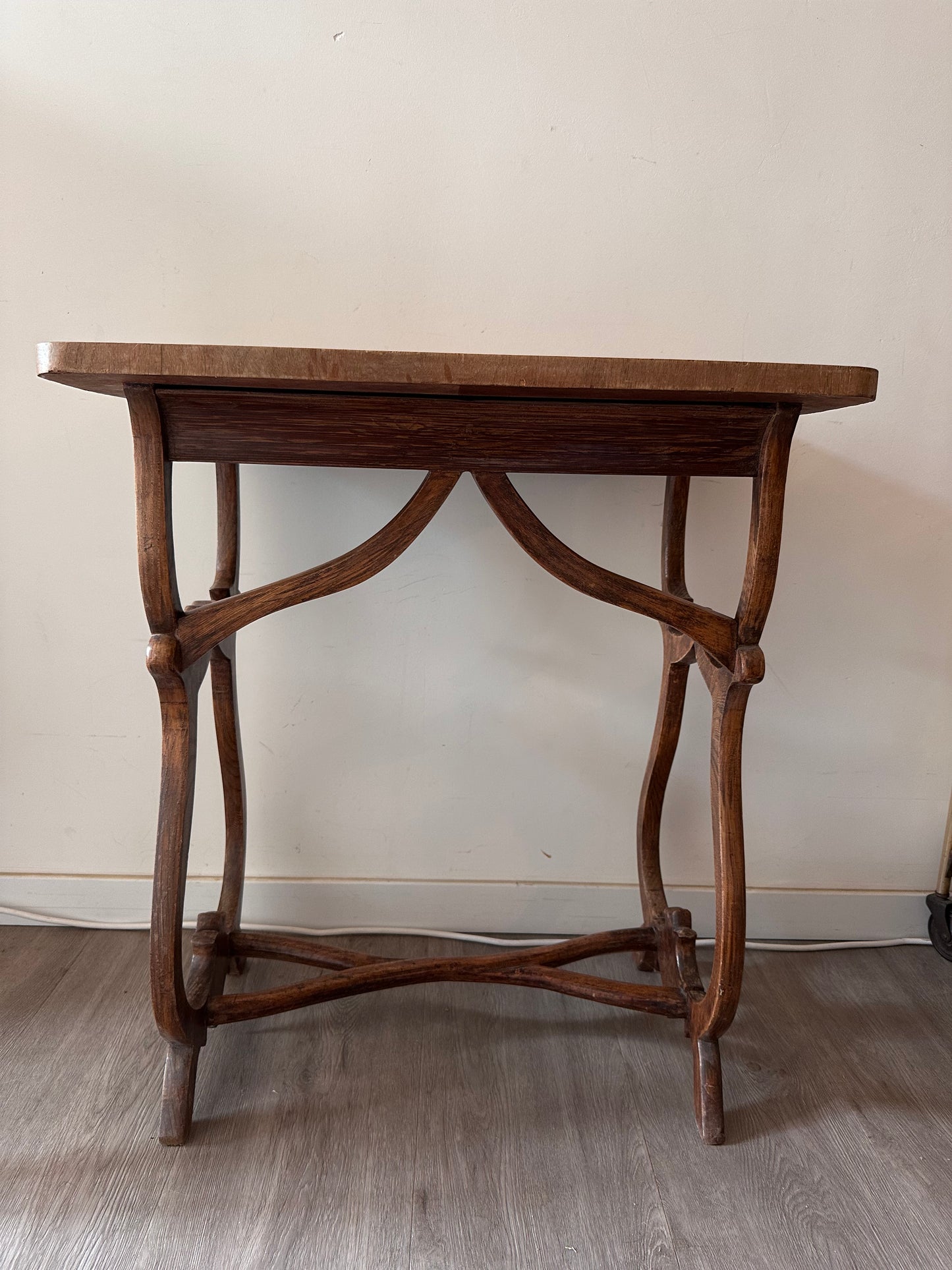 Houten tafeltje met bijzonder onderstel