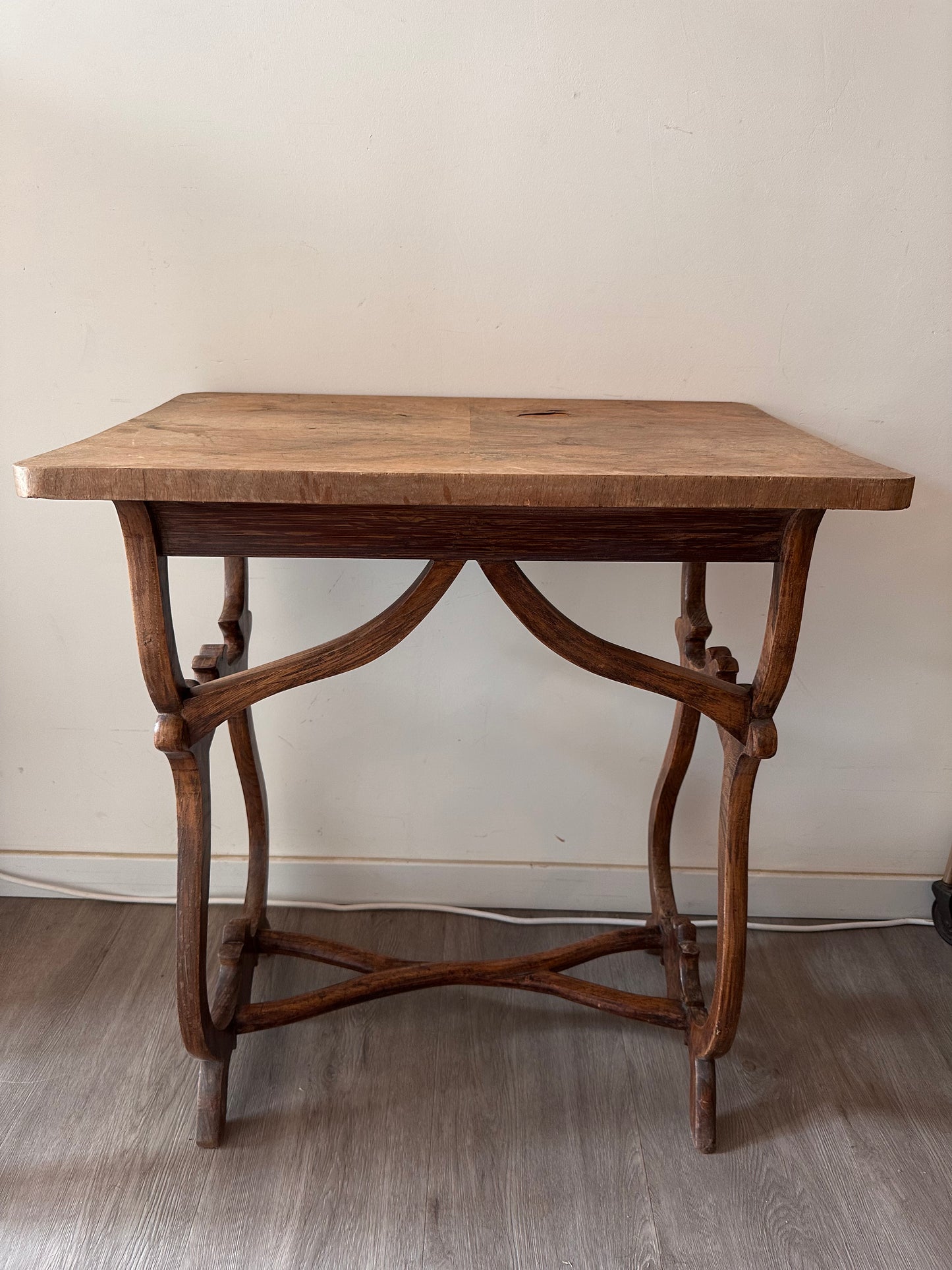 Houten tafeltje met bijzonder onderstel