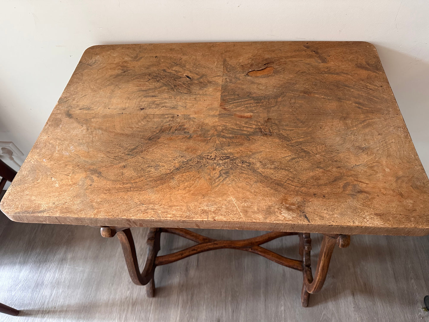 Houten tafeltje met bijzonder onderstel