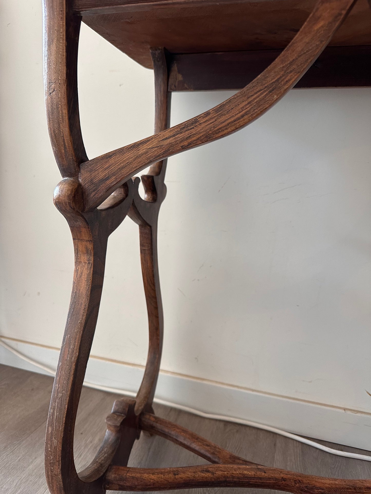 Houten tafeltje met bijzonder onderstel