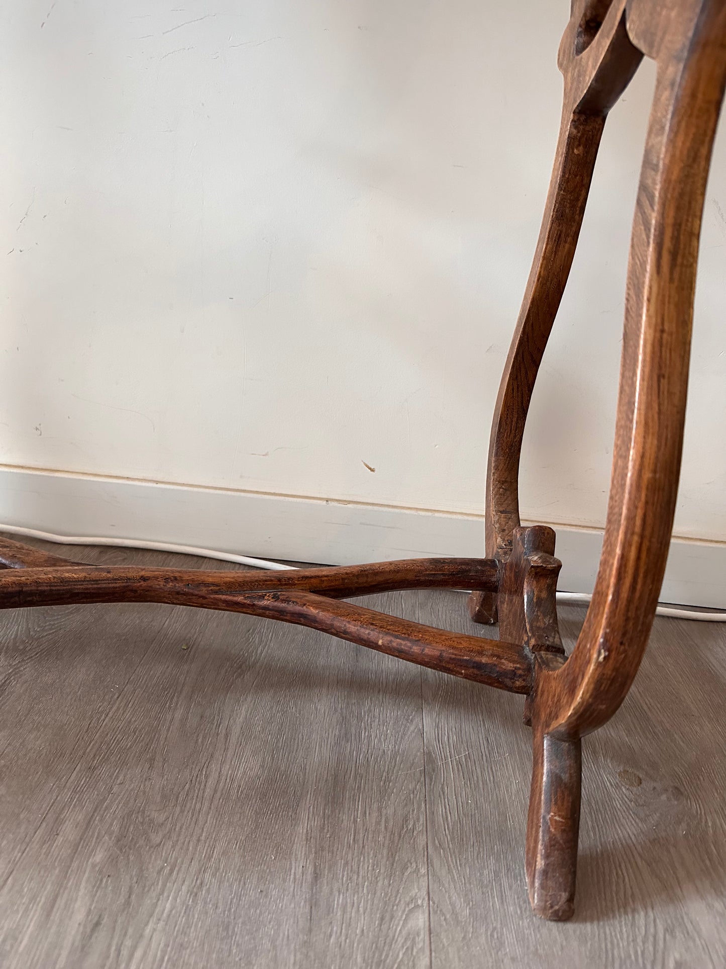 Houten tafeltje met bijzonder onderstel