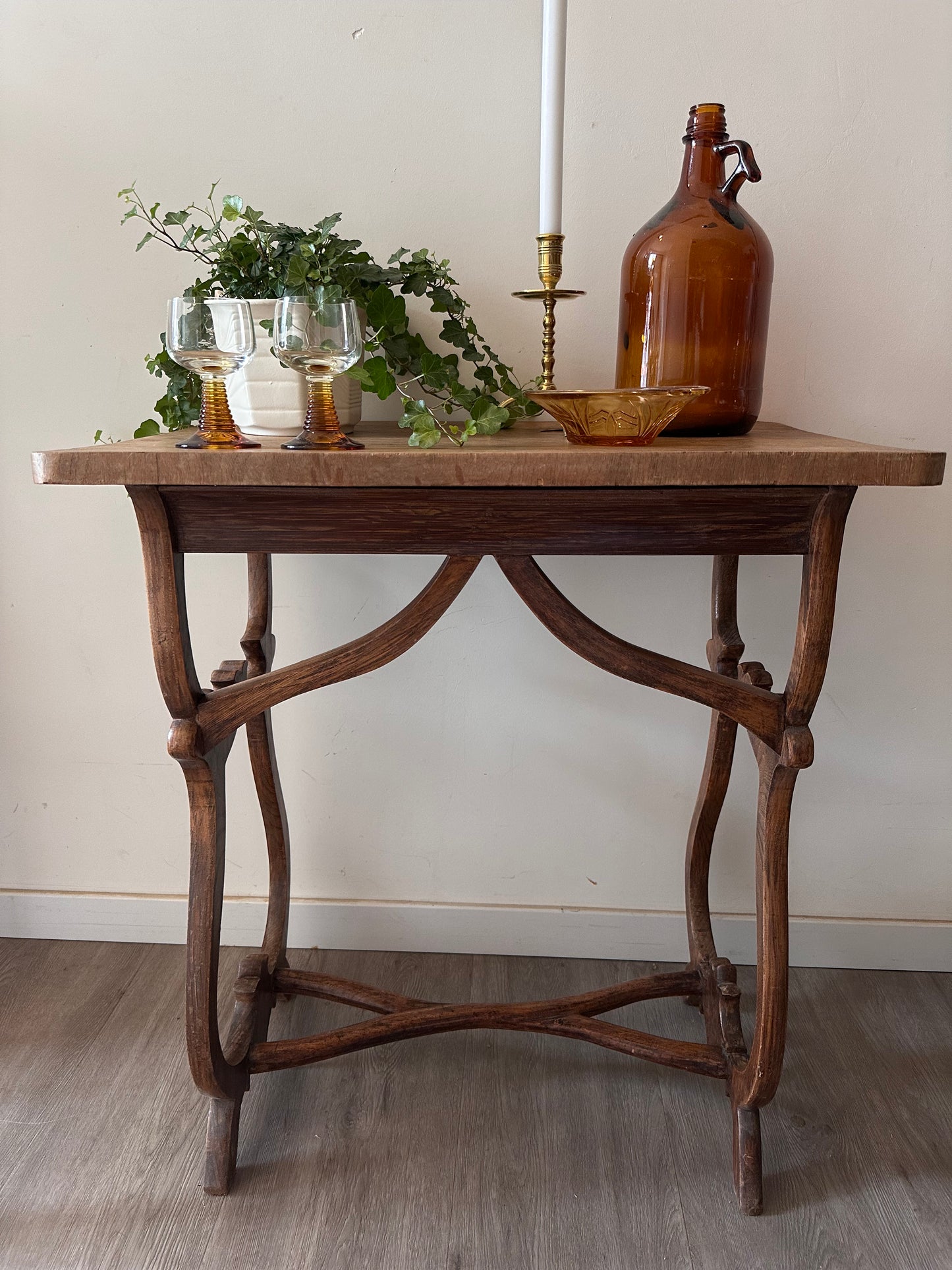 Houten tafeltje met bijzonder onderstel
