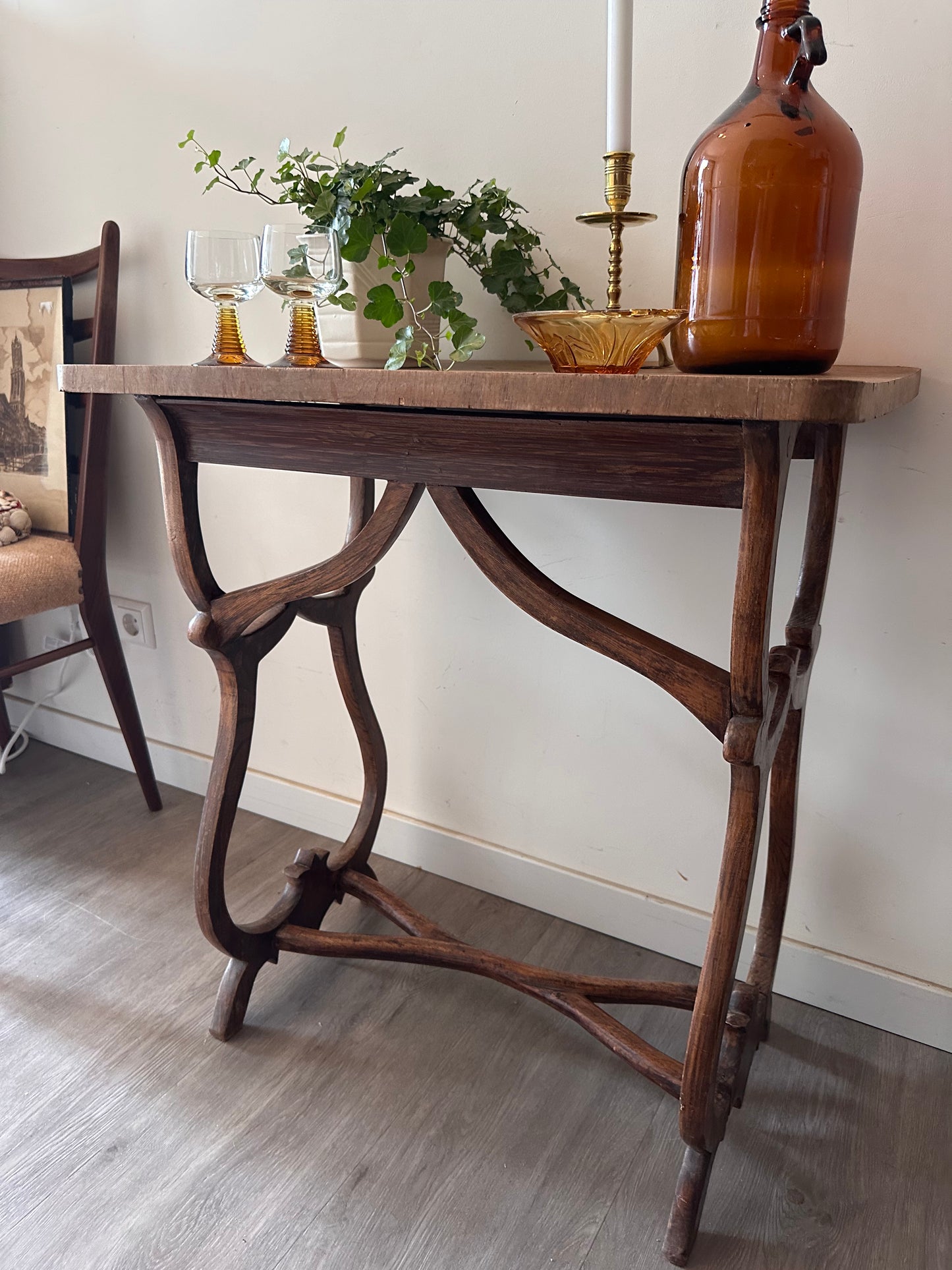 Houten tafeltje met bijzonder onderstel