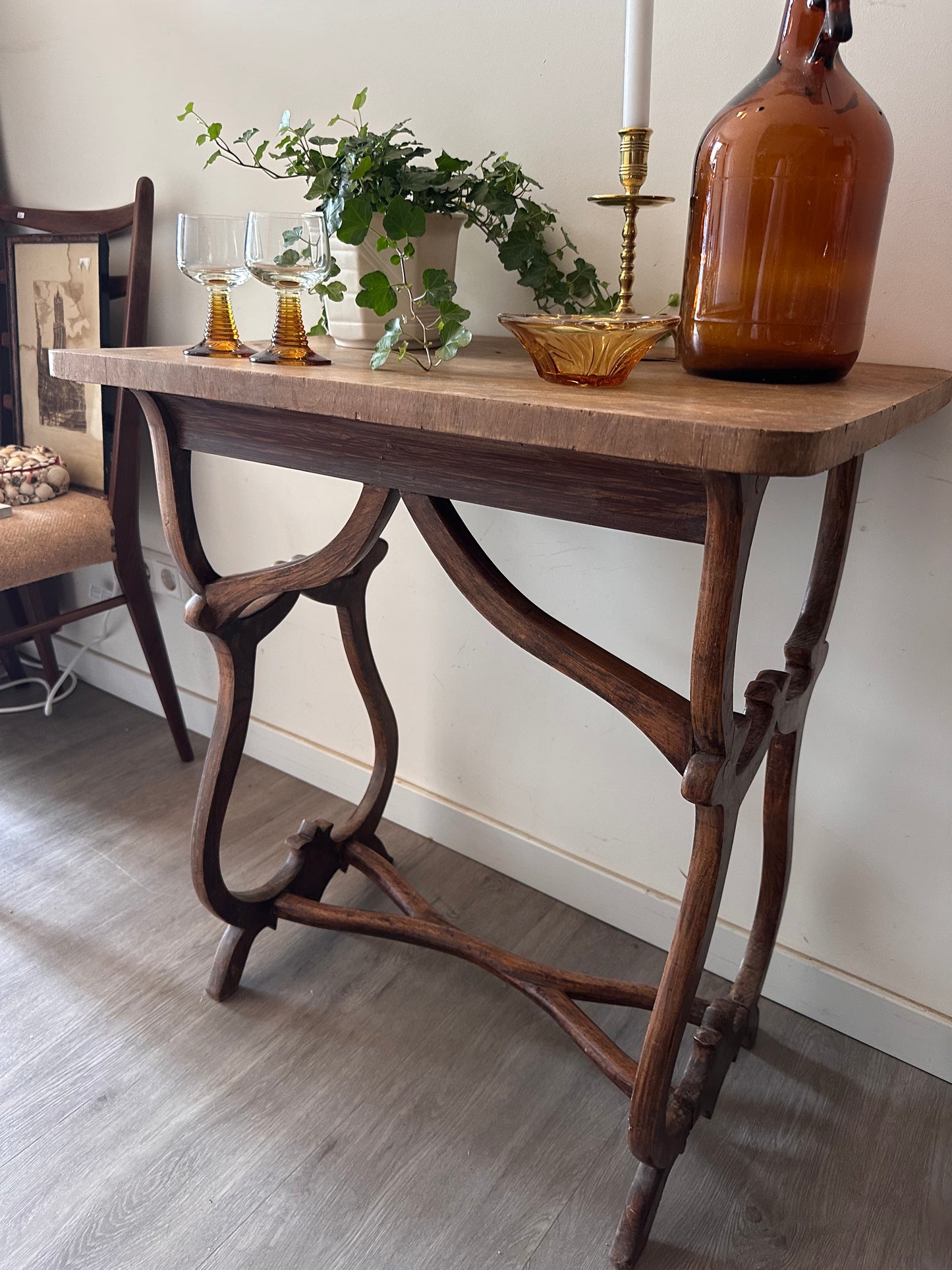 Houten tafeltje met bijzonder onderstel