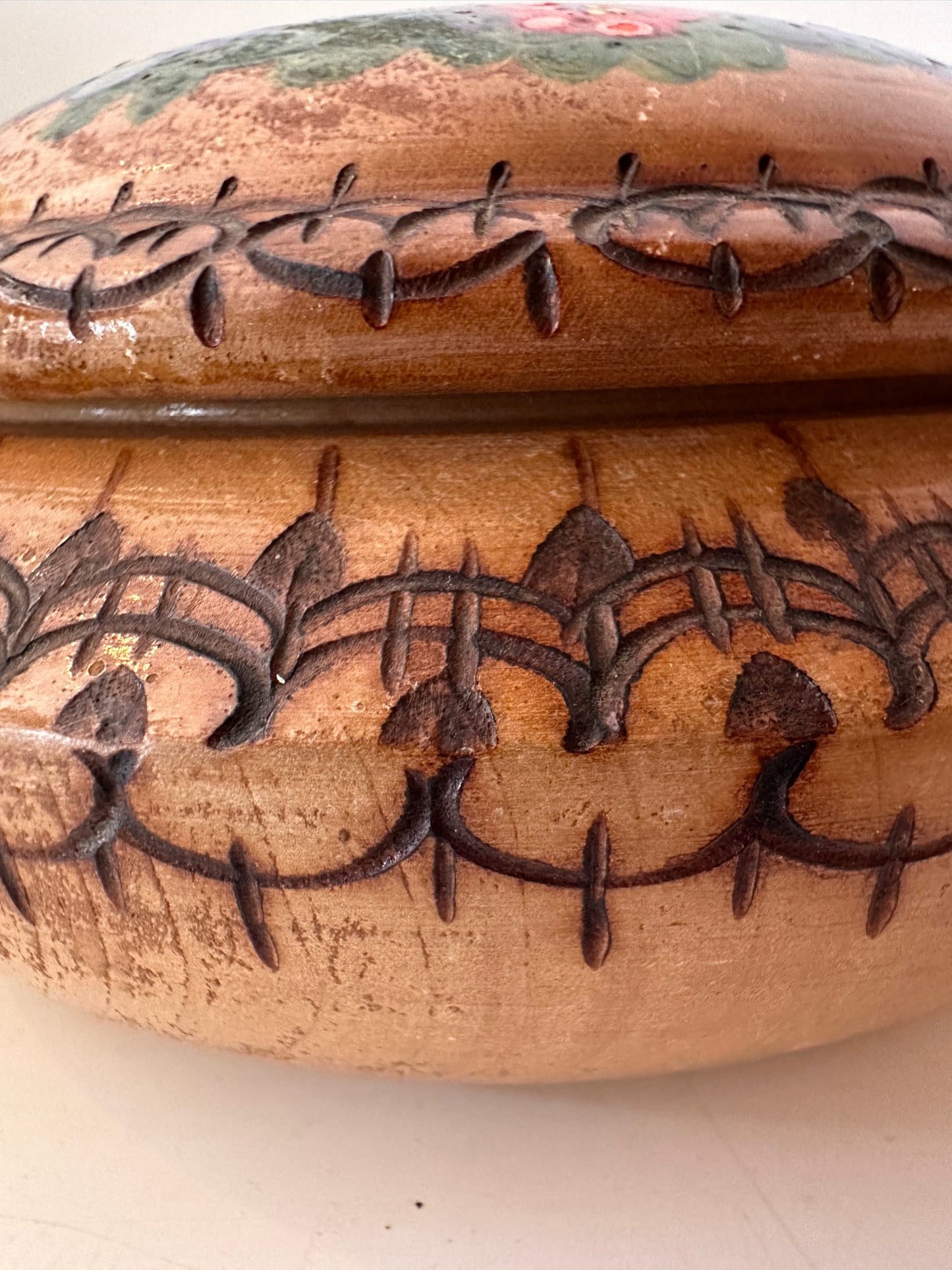 Houten bewaardoosje met edelweiss beschildering