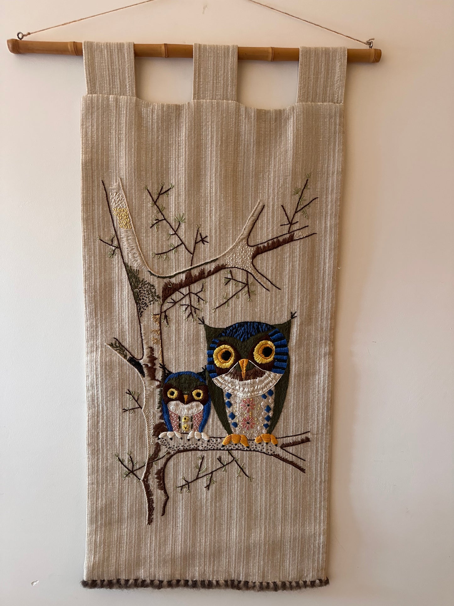 Wandkleed met geborduurde uilen jaren 70