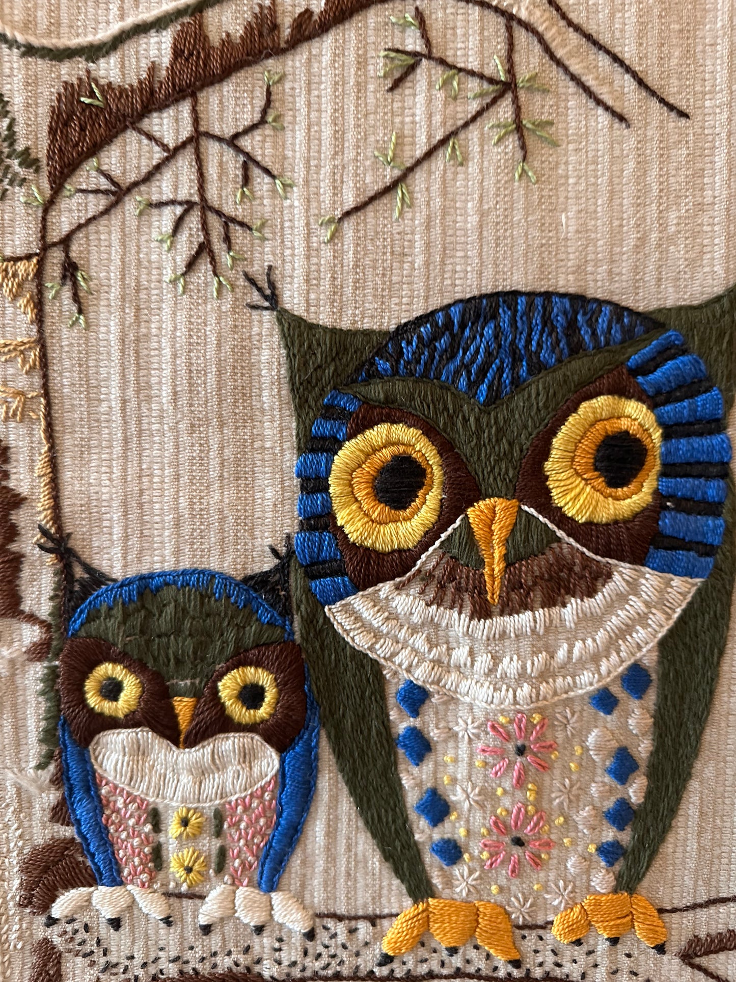 Wandkleed met geborduurde uilen jaren 70