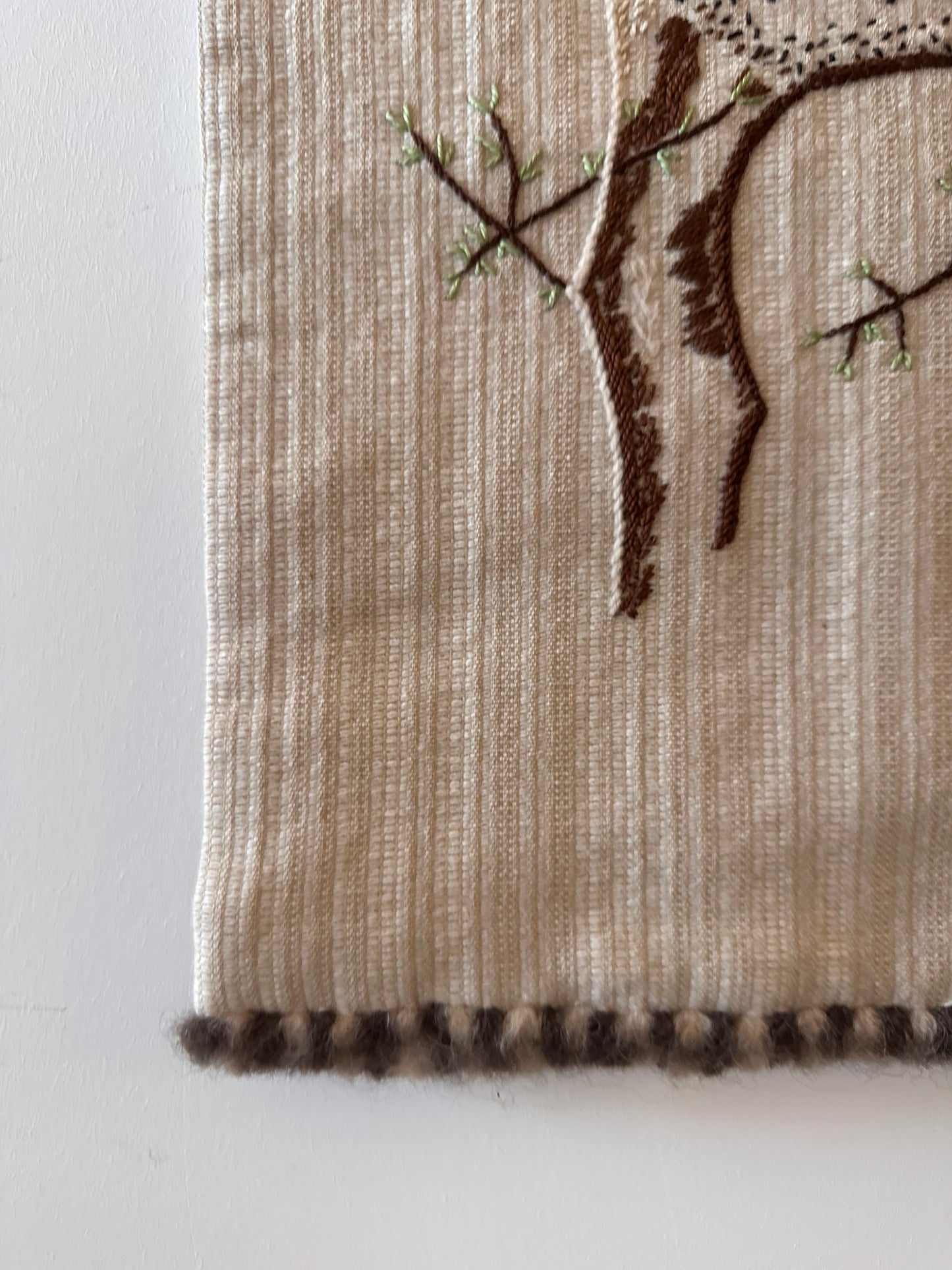 Wandkleed met geborduurde uilen jaren 70