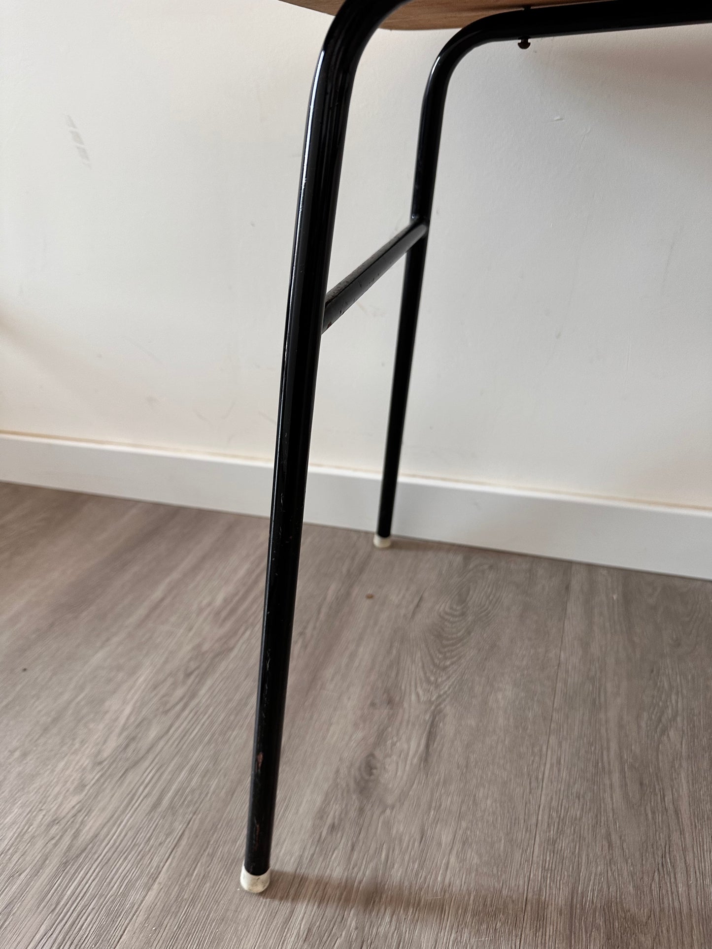 Plantentafeltje houten blad met zwart metalen onderstel