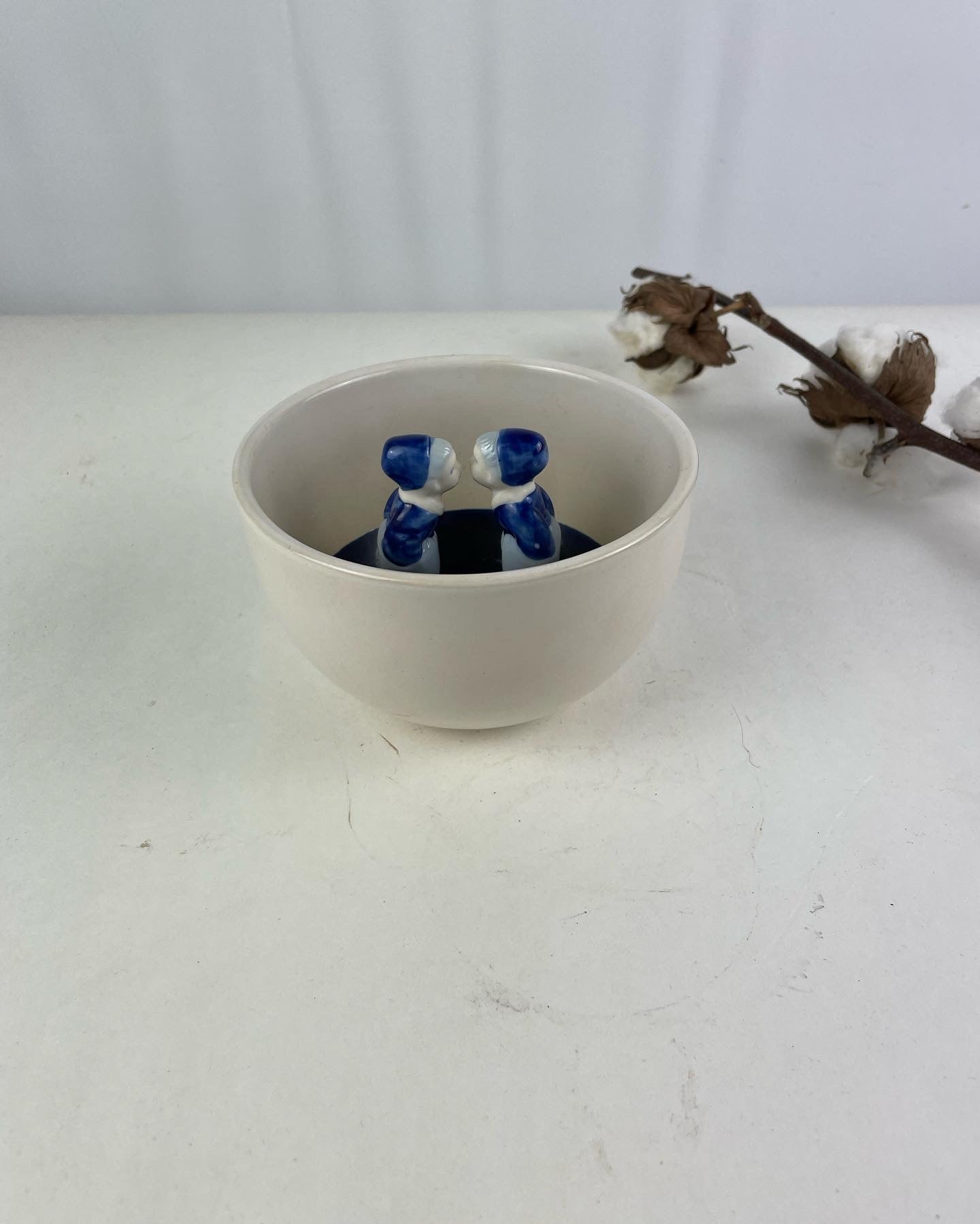 Vintage kom Delfts Blauw kussend stelletje