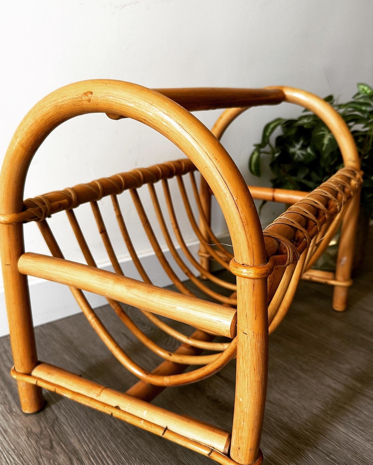 Vintage rotan lectuurbak/mand