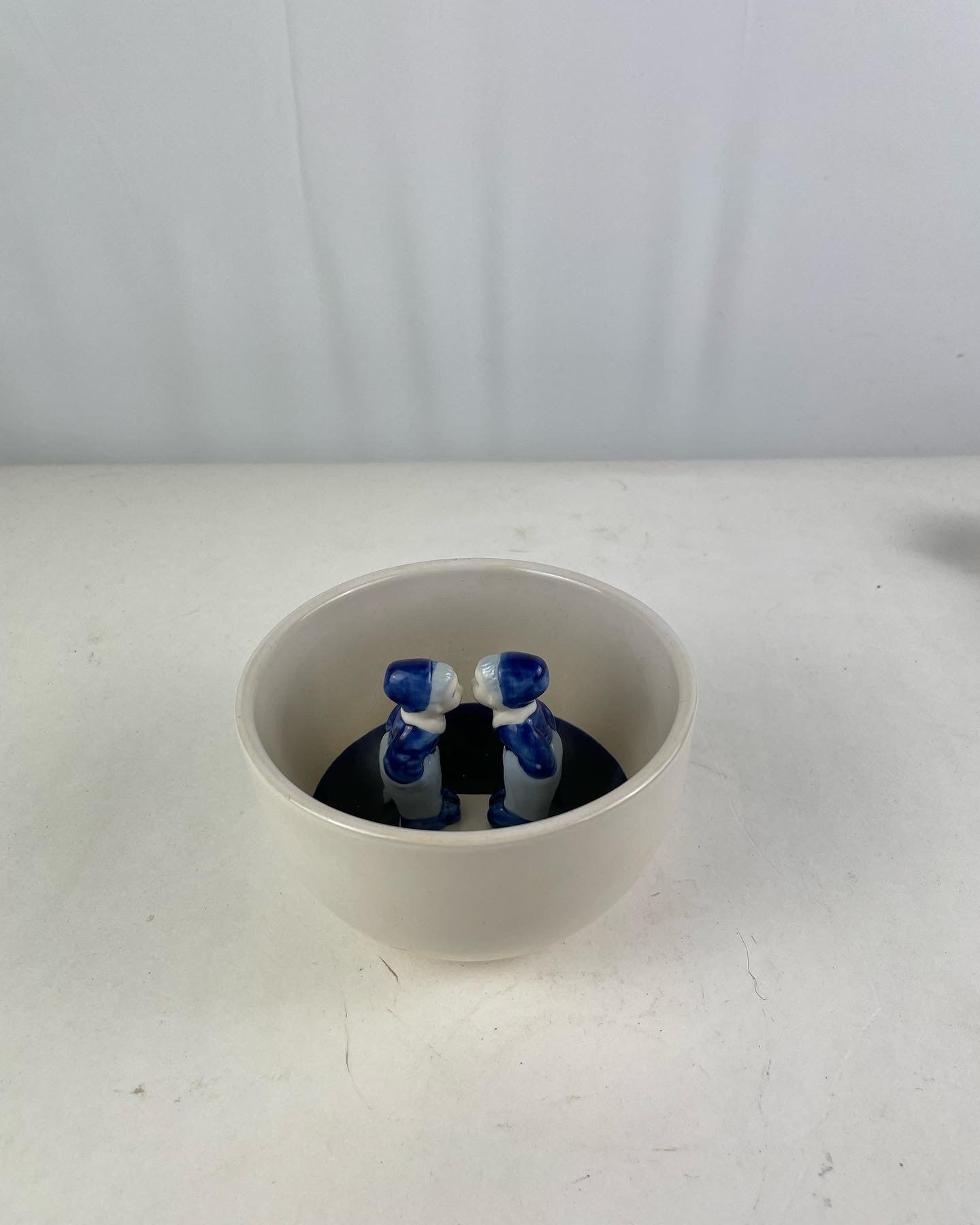 Vintage kom Delfts Blauw kussend stelletje