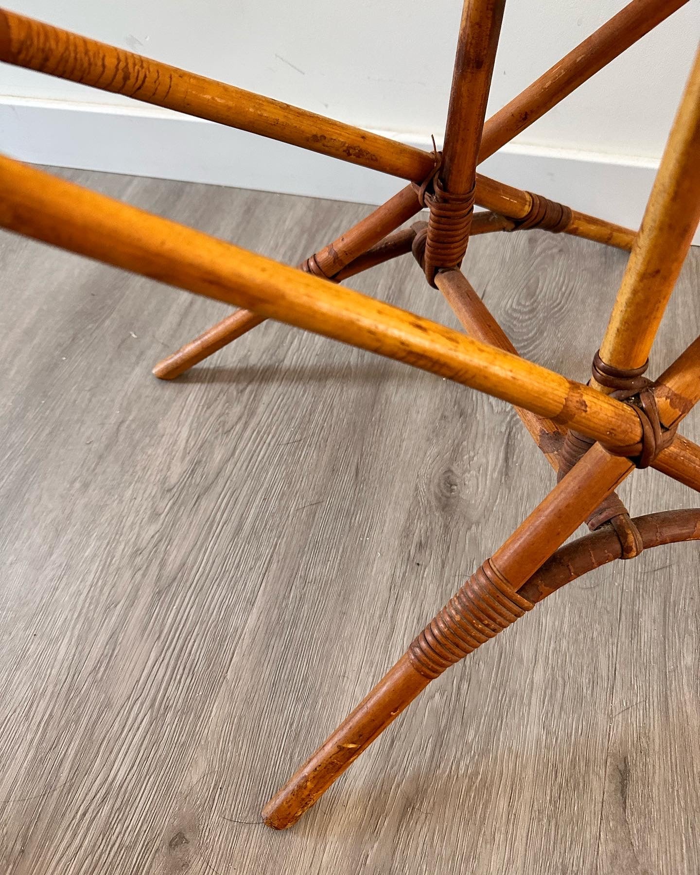 Vintage rotan bijzettafel/lectuurtafel