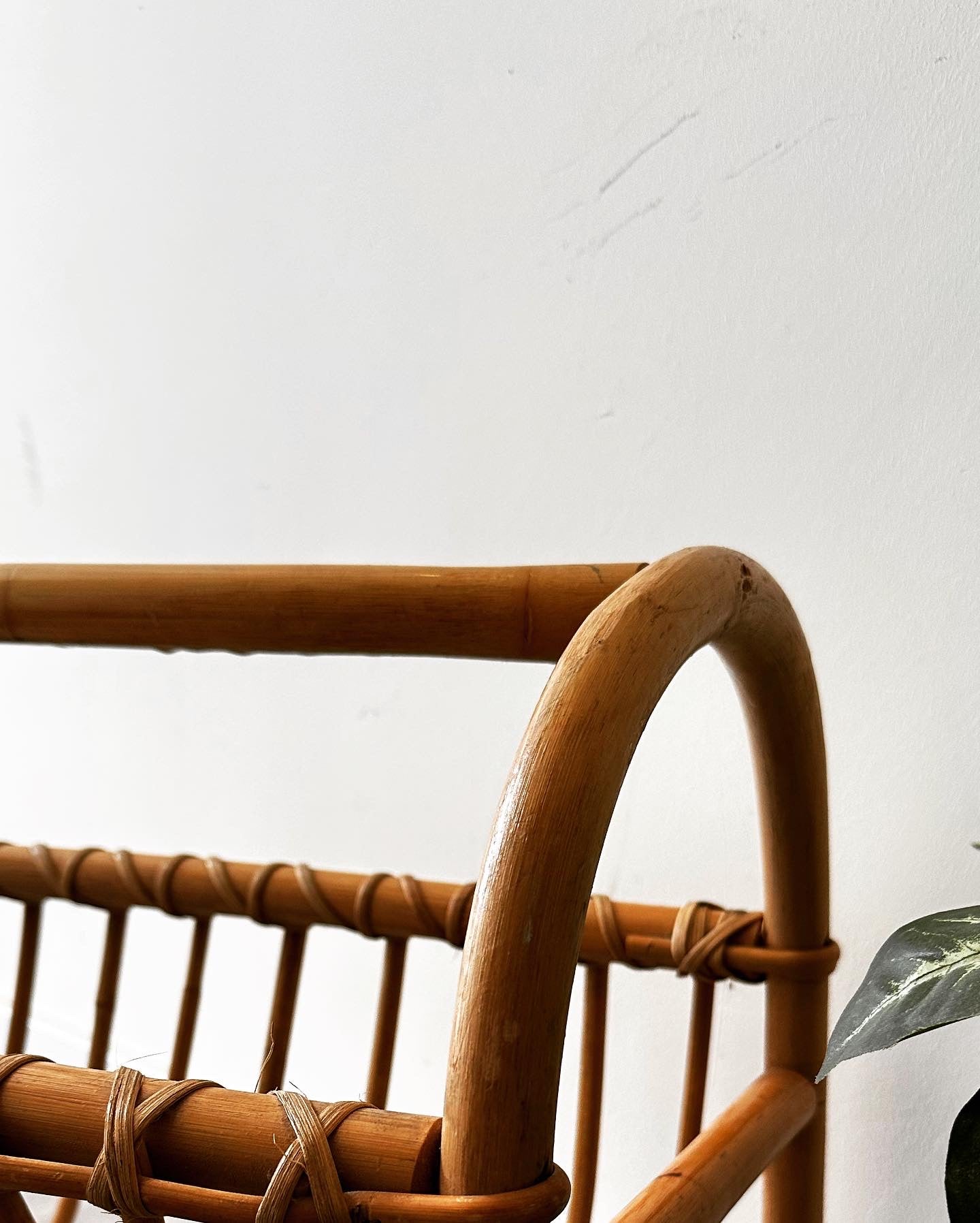 Vintage rotan lectuurbak/mand