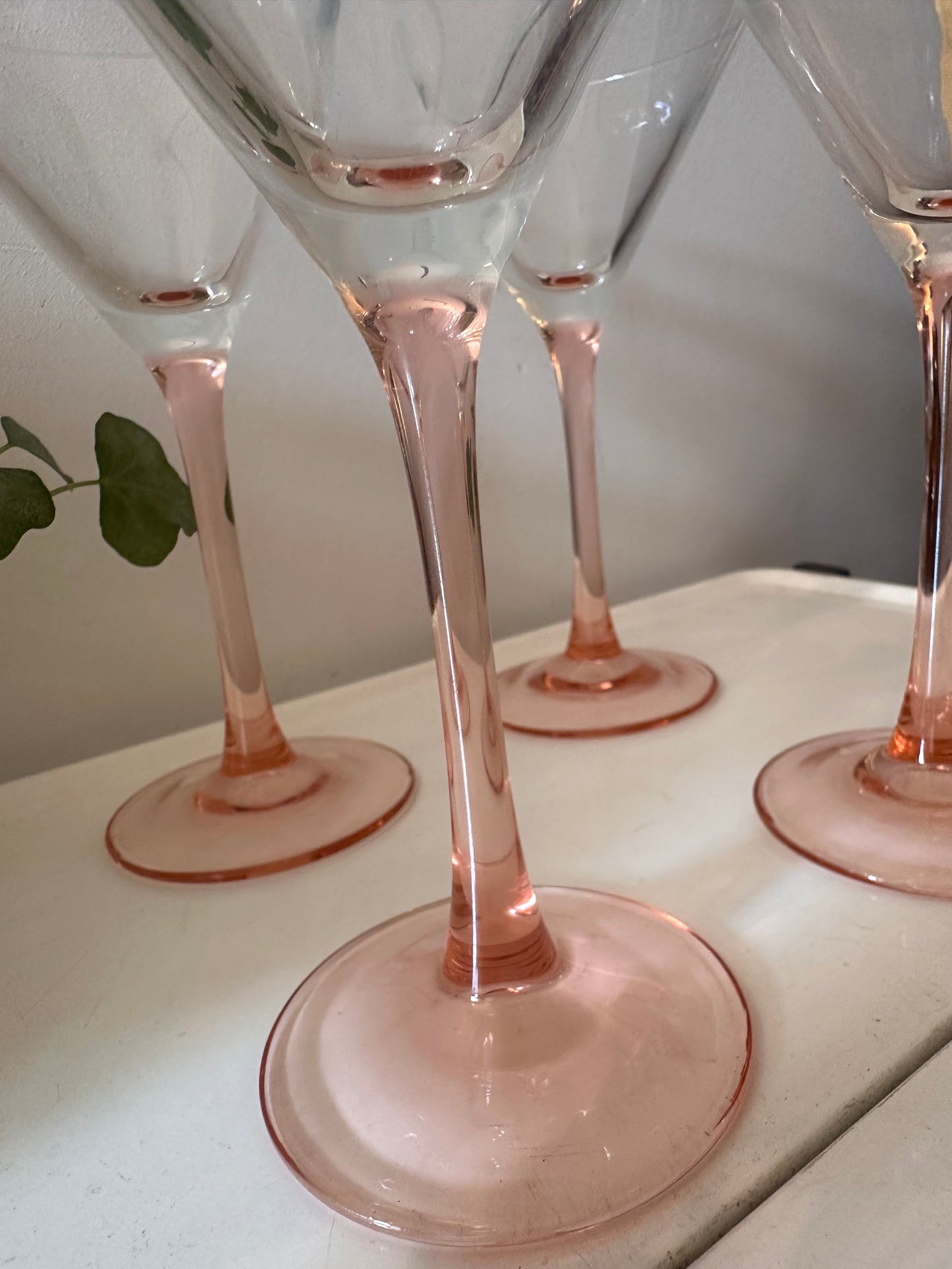 Set van 4 Martine glazen op roze oranje voet