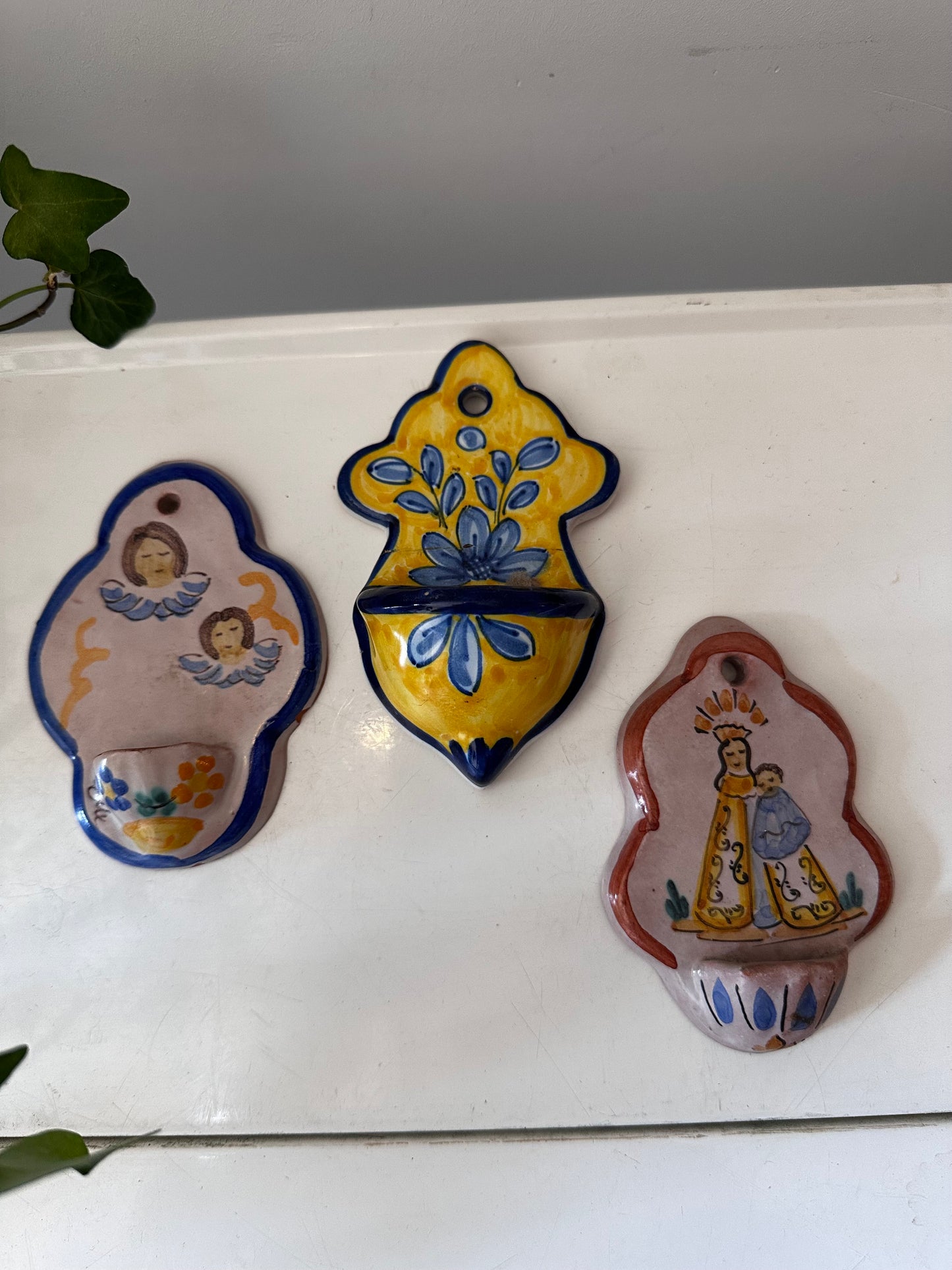 Keramieken wijwaterbakjes Spaans keramiek. Prijs per stuk