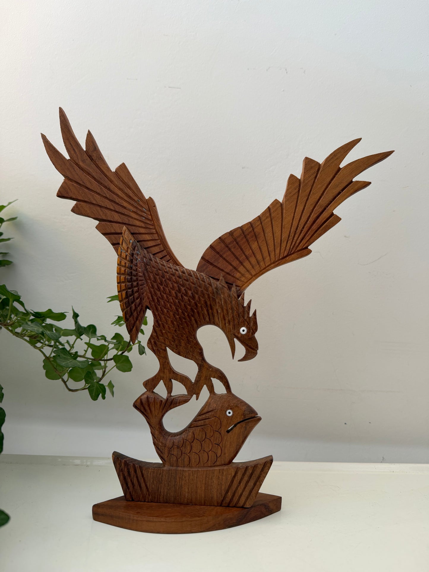 Houten beeld vogel met vis