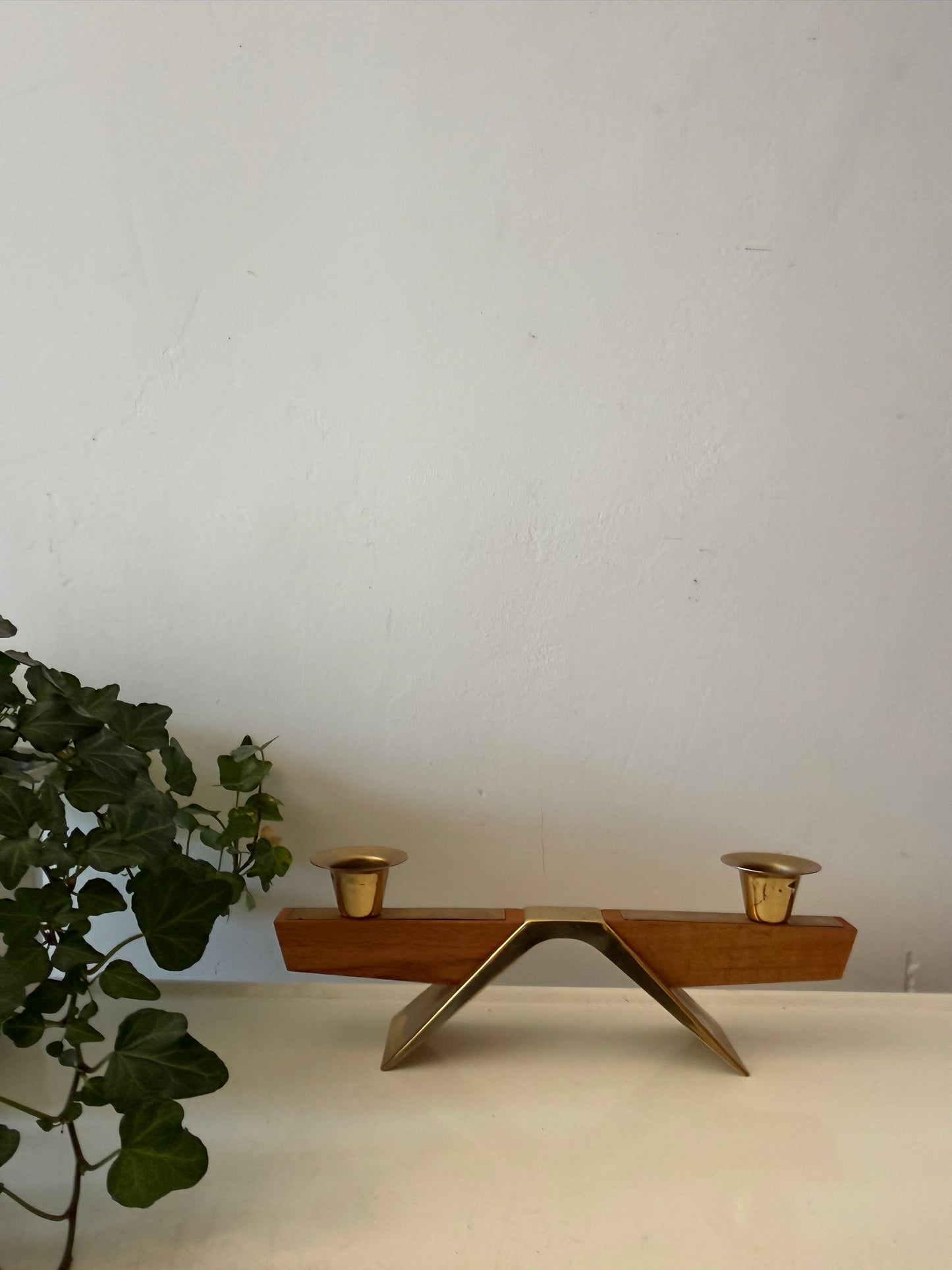 Brutalistische kandelaar van teak en messing