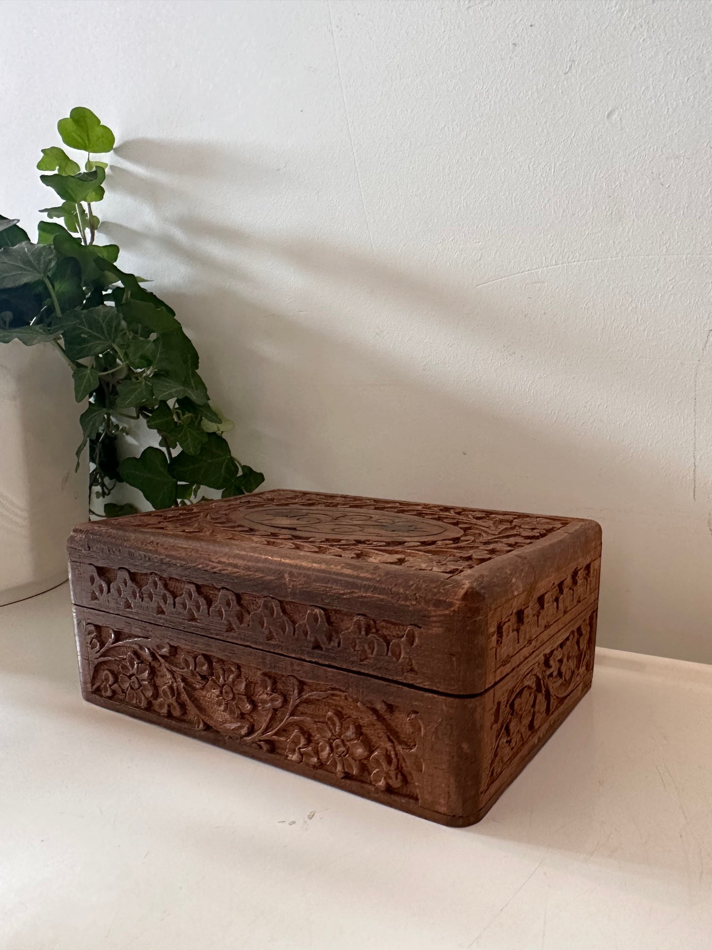 Houten bewaardoos met messing koper inleg