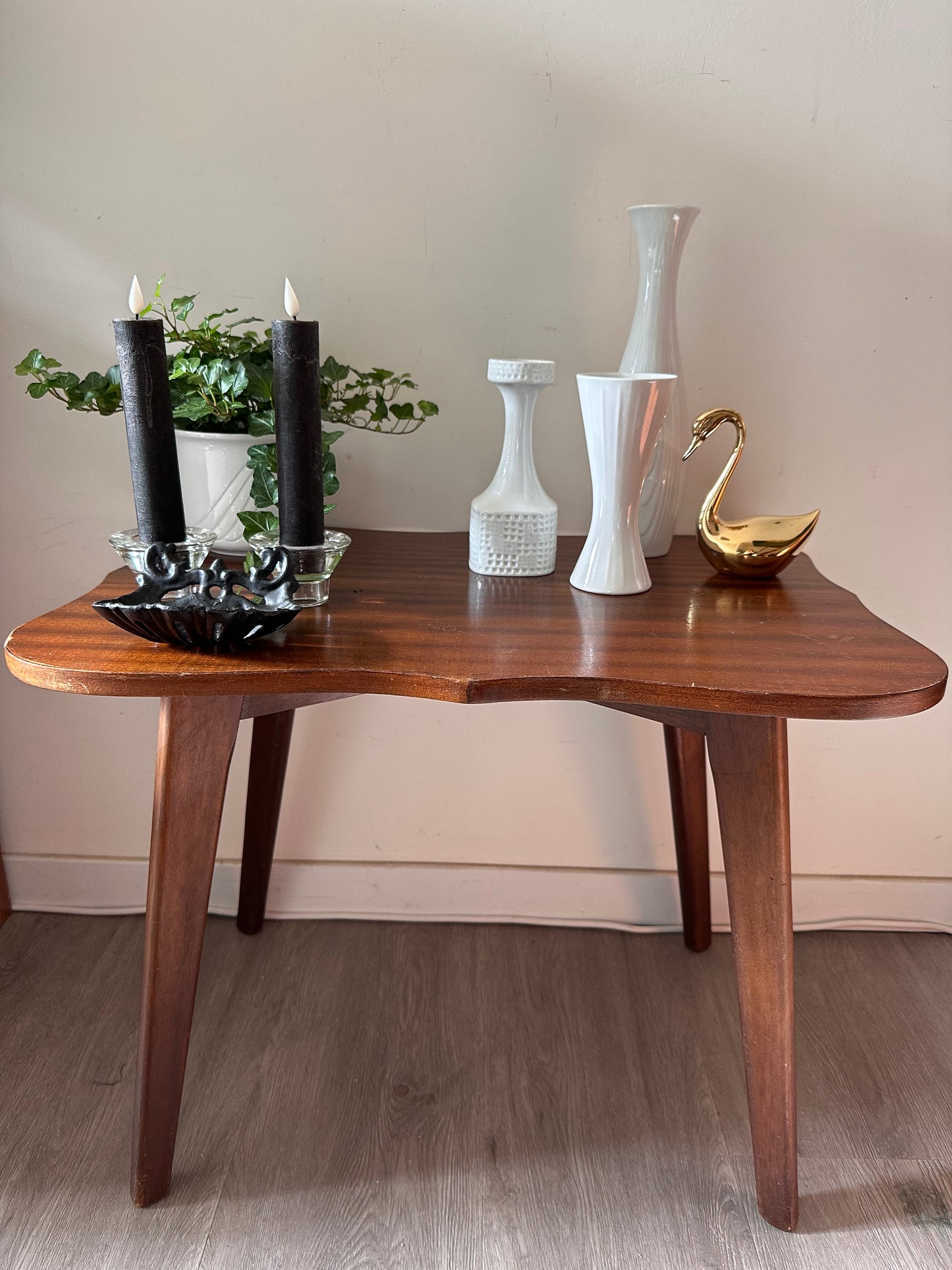 Mid Century tafeltje met golvend blad